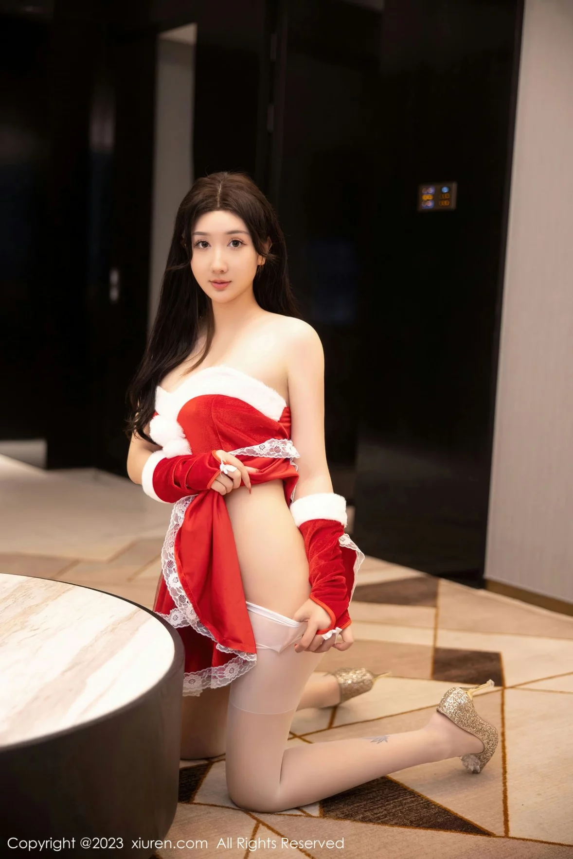 XiuRen第6163期_模特江真真性感红色贺新年服配白色蕾丝袜秀白嫩美腿迷人写真87P