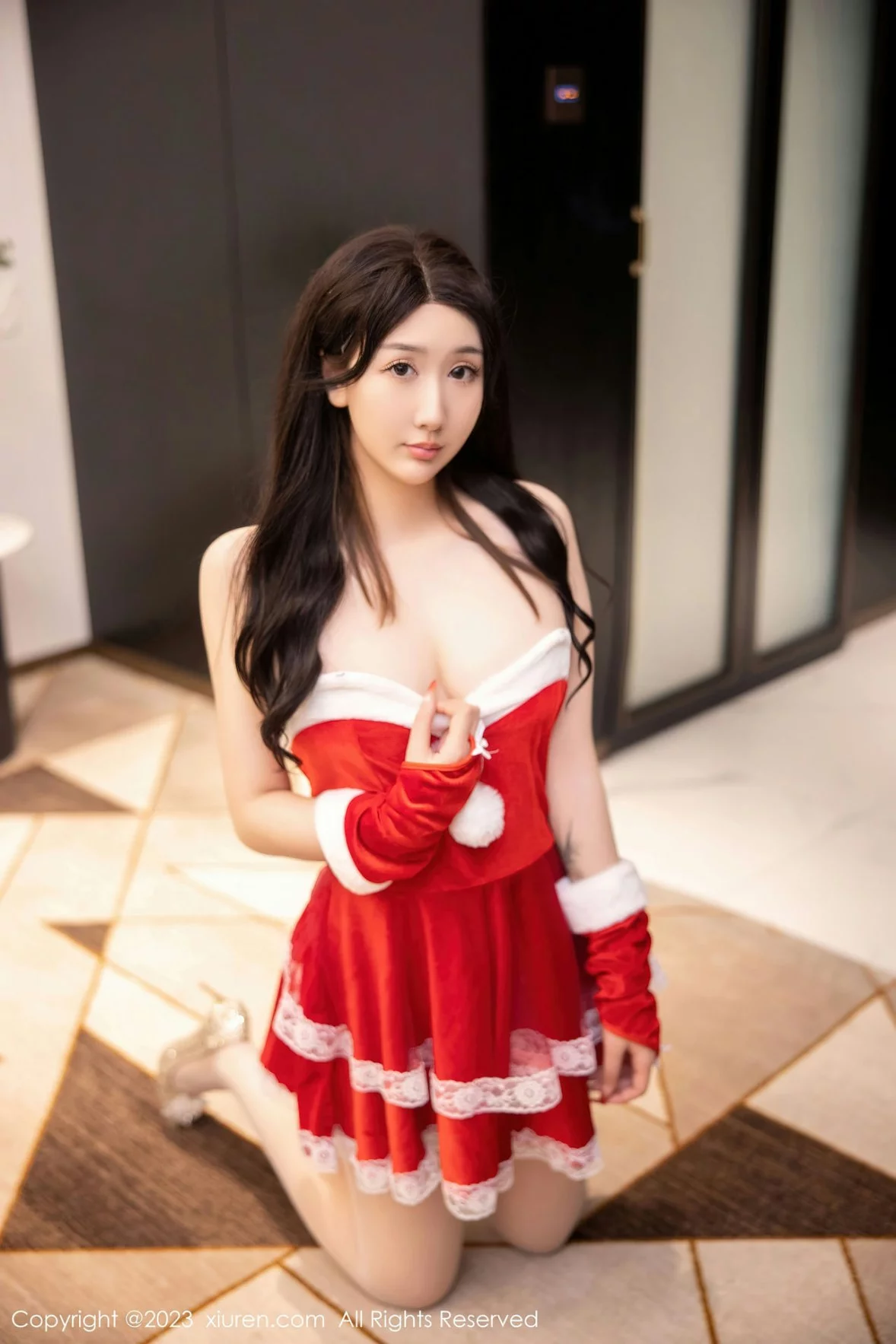 XiuRen第6163期_模特江真真性感红色贺新年服配白色蕾丝袜秀白嫩美腿迷人写真87P
