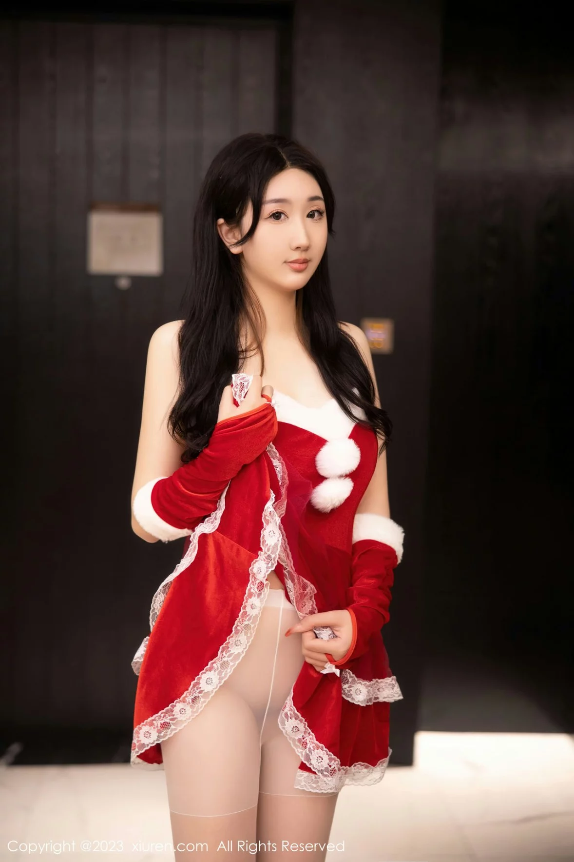 XiuRen第6163期_模特江真真性感红色贺新年服配白色蕾丝袜秀白嫩美腿迷人写真87P