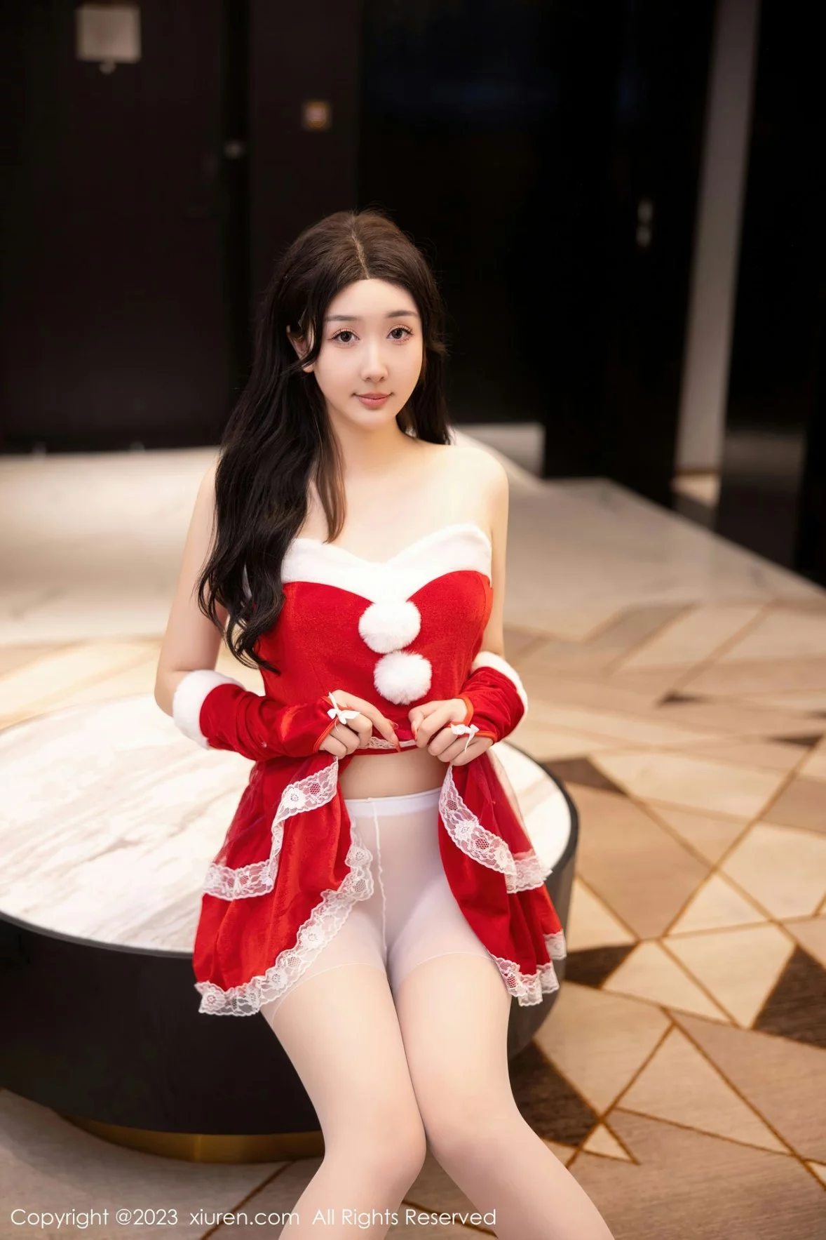 XiuRen第6163期_模特江真真性感红色贺新年服配白色蕾丝袜秀白嫩美腿迷人写真87P