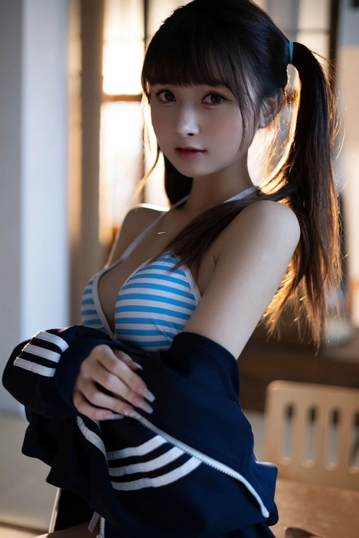 Coser美女河豚抚子夏日比基尼主题居家私房脱运动外衣露性感比基尼迷人写真28P