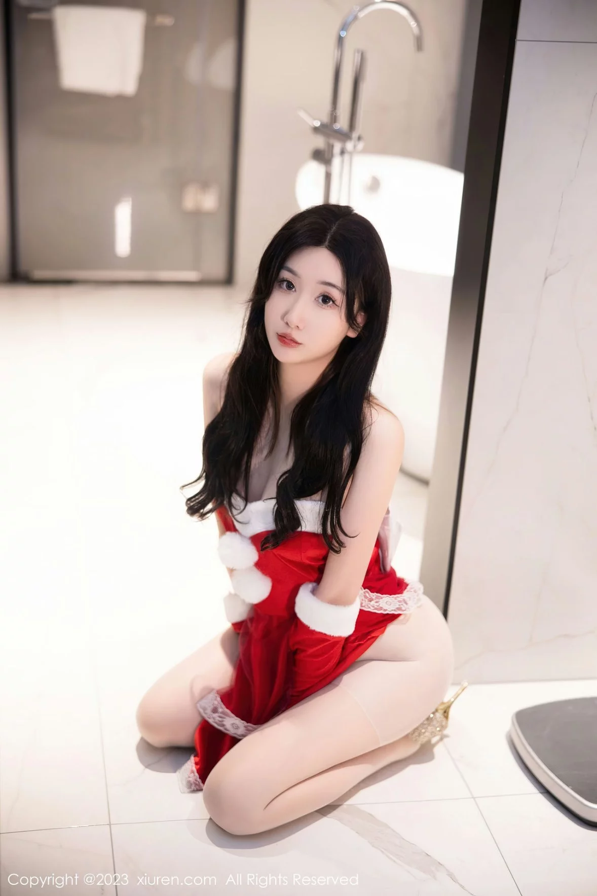 XiuRen第6163期_模特江真真性感红色贺新年服配白色蕾丝袜秀白嫩美腿迷人写真87P