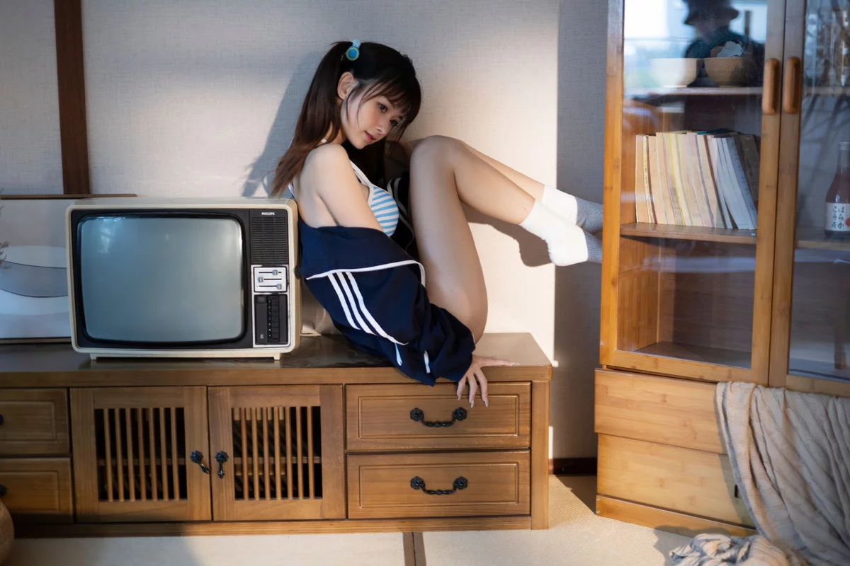 Coser美女河豚抚子夏日比基尼主题居家私房脱运动外衣露性感比基尼迷人写真28P