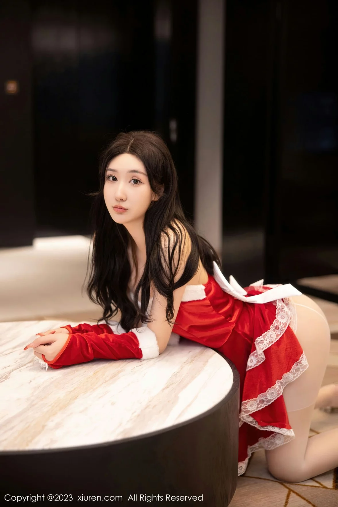 XiuRen第6163期_模特江真真性感红色贺新年服配白色蕾丝袜秀白嫩美腿迷人写真87P