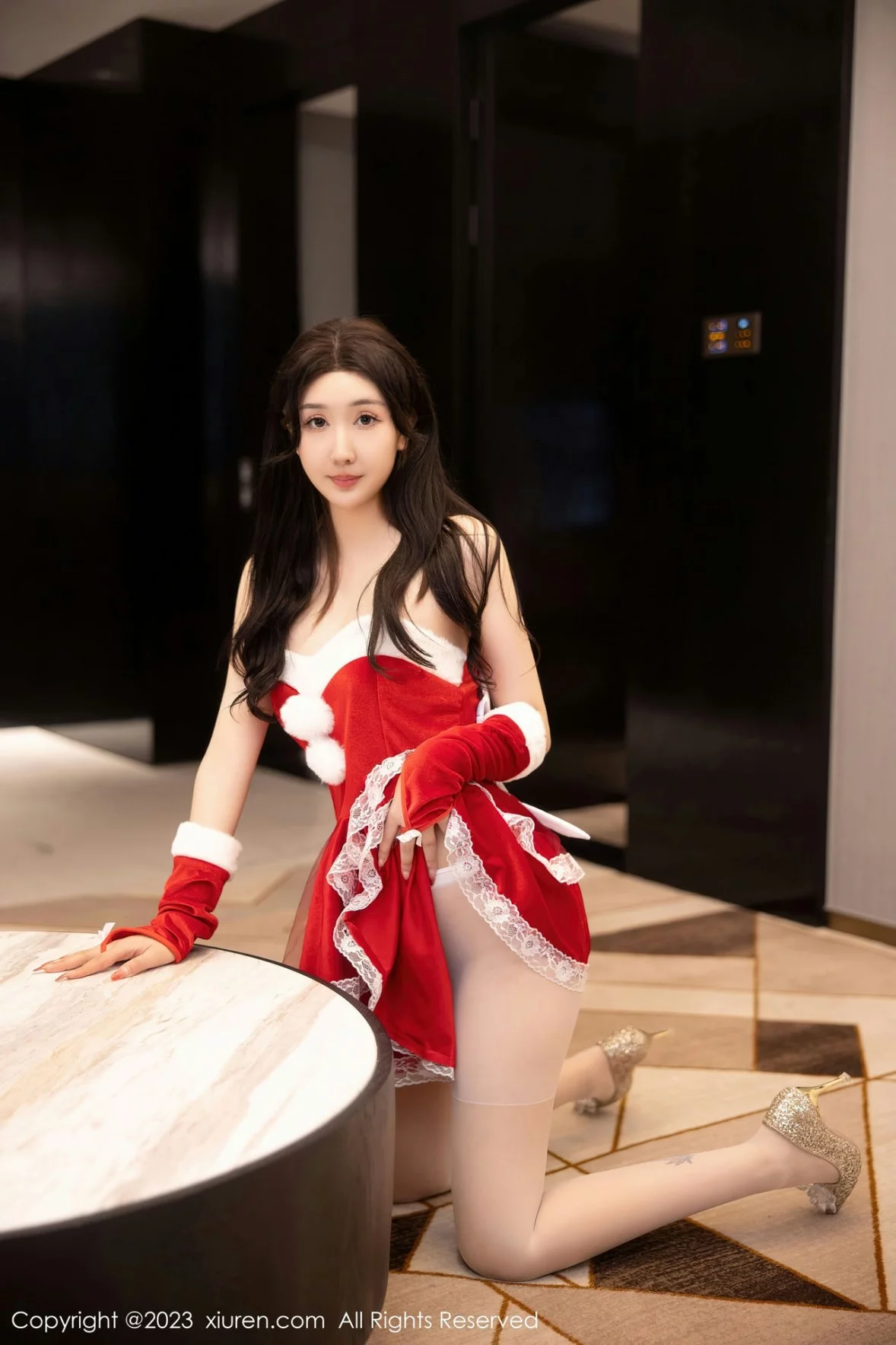 XiuRen第6163期_模特江真真性感红色贺新年服配白色蕾丝袜秀白嫩美腿迷人写真87P