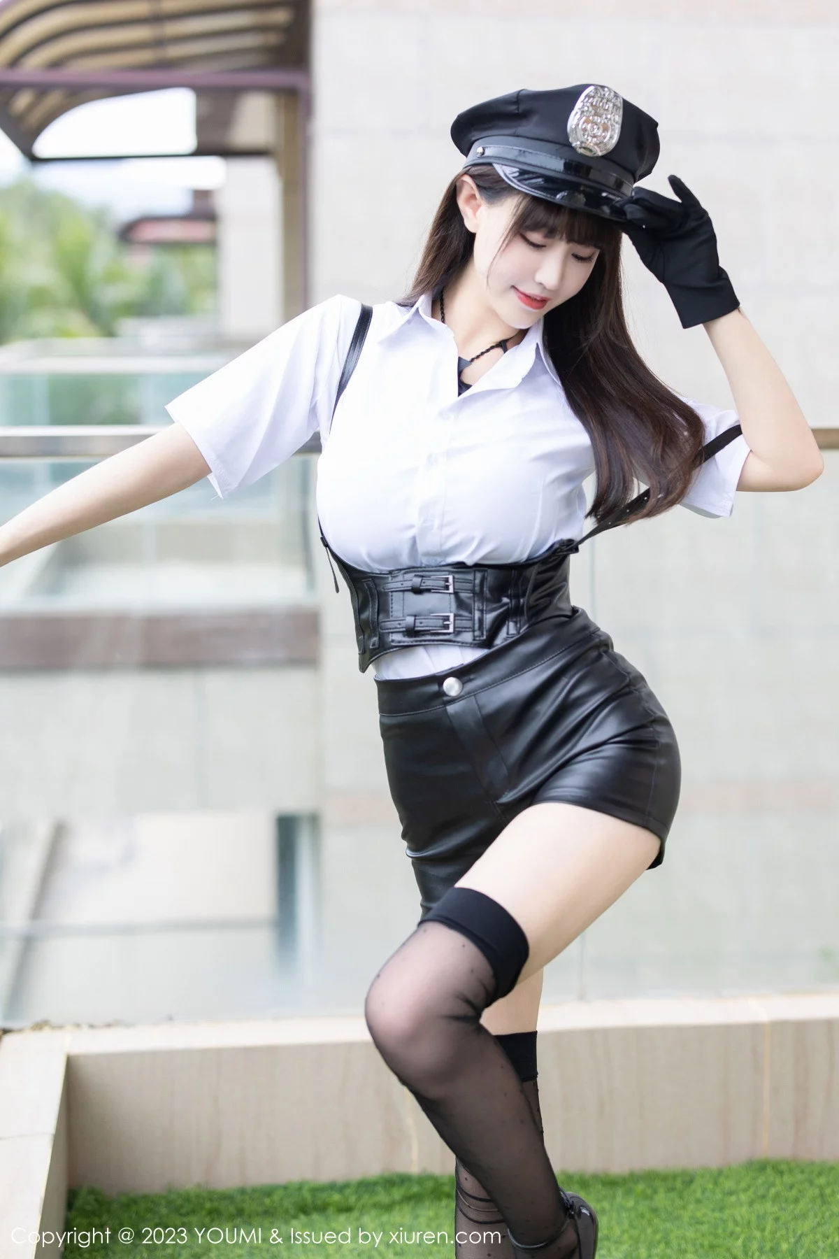 [YouMi尤蜜荟]Vol.893_女神朱可儿Flora女警制服白T配皮短裤露黑色内衣丰满诱惑写真80P