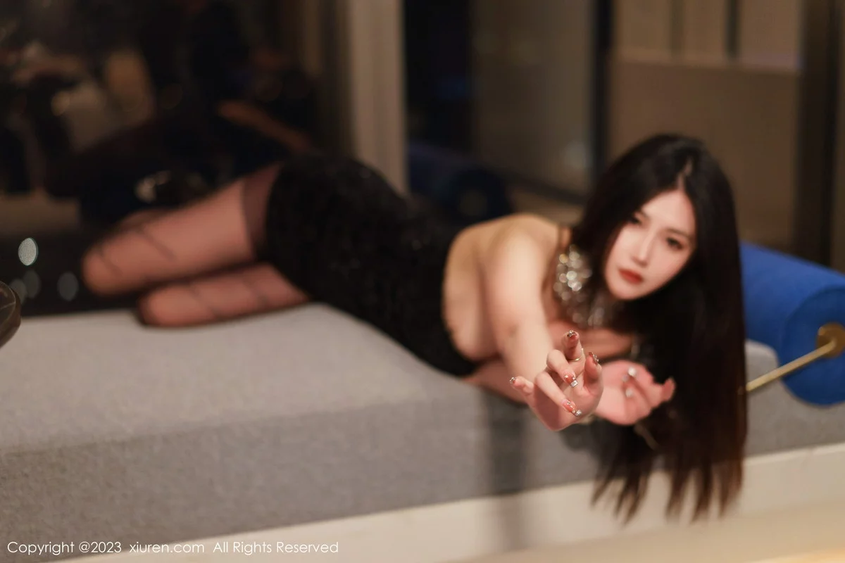 XiuRen第6244期_模特laura阿姣黑色露肩连衣短裙配超薄黑丝秀翘臀美腿诱惑写真90P