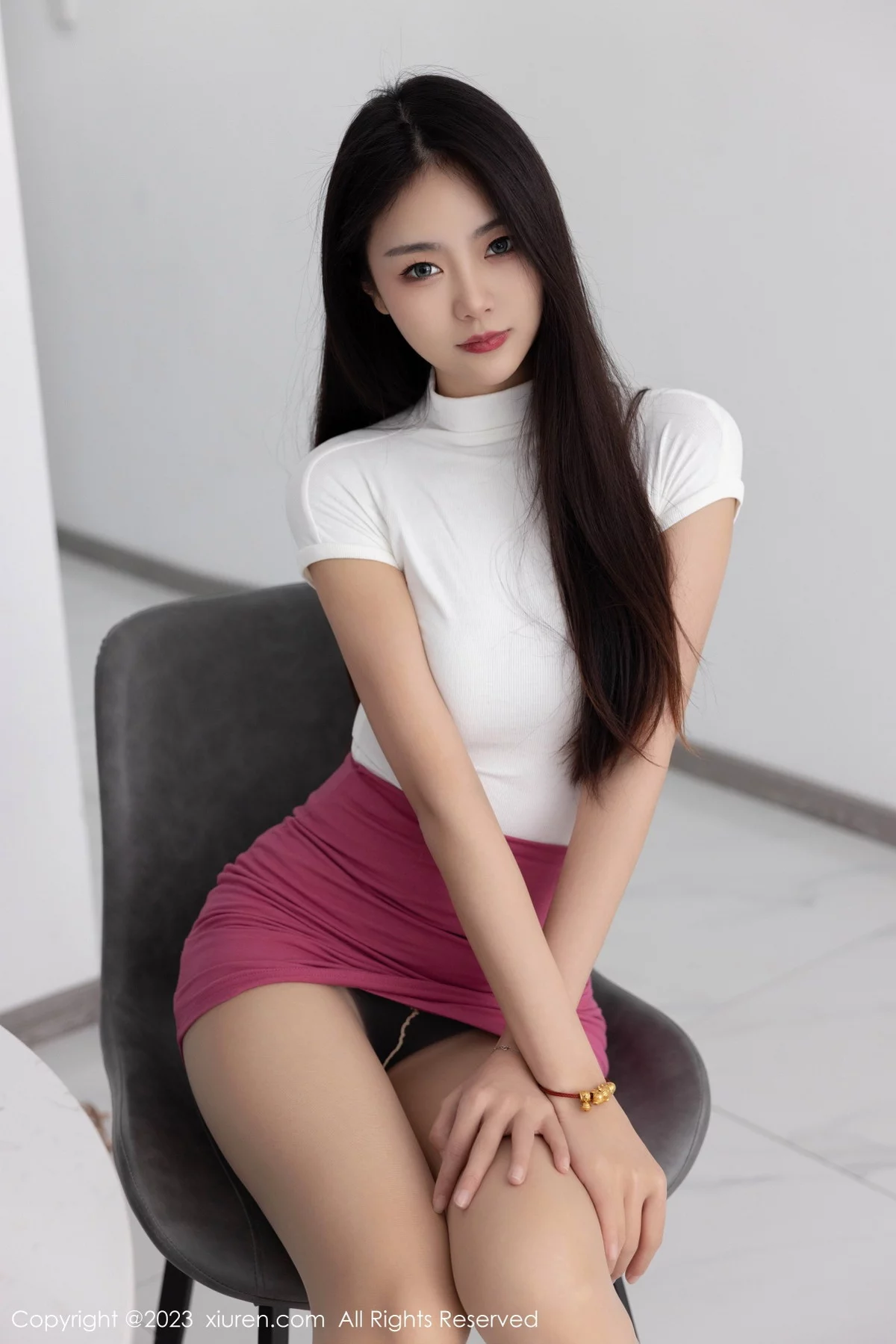 XiuRen第6239期_模特可乐Vicky性感白色收身衣配红短裙超薄肉丝秀美腿诱惑写真77P