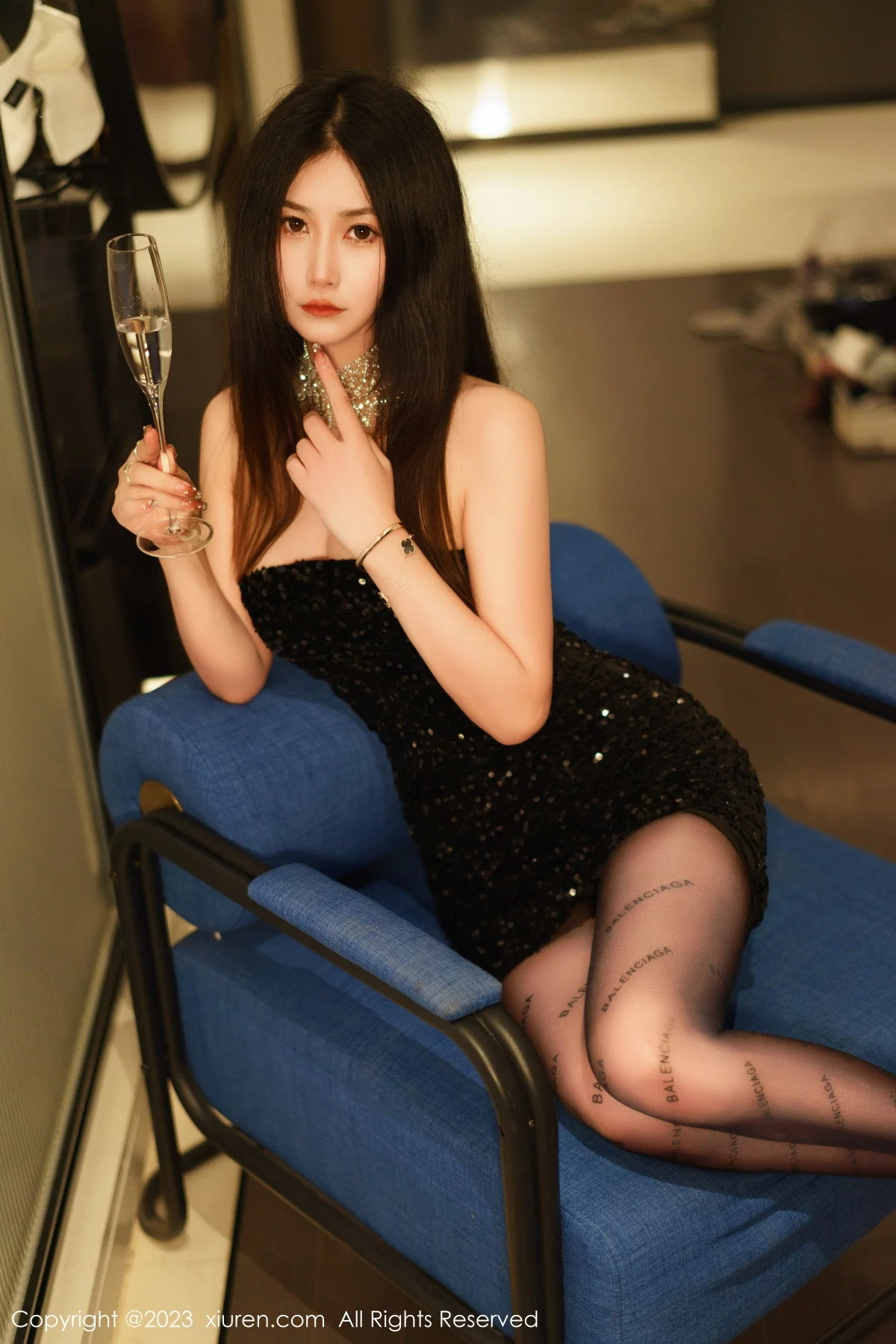 XiuRen第6244期_模特laura阿姣黑色露肩连衣短裙配超薄黑丝秀翘臀美腿诱惑写真90P