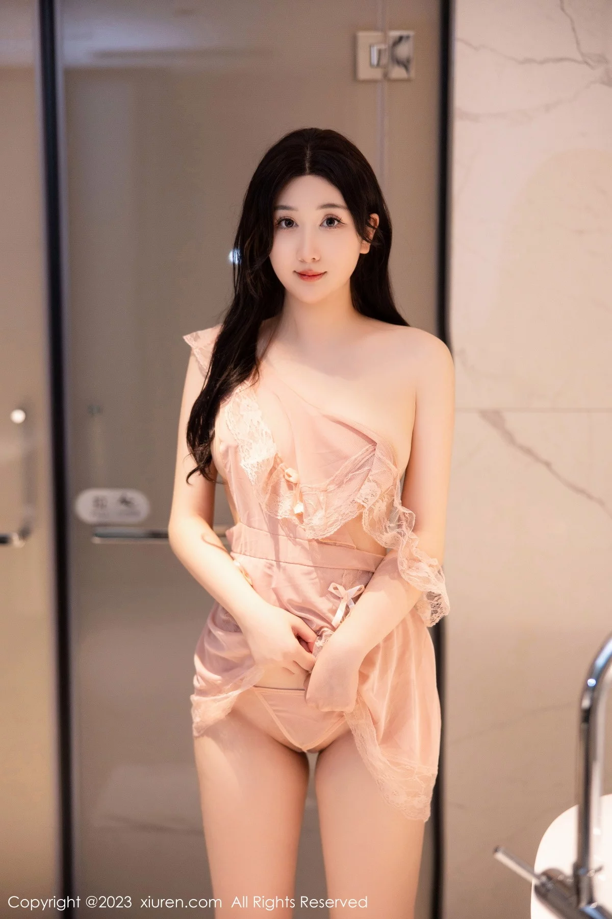 XiuRen第6243期_模特江真真浴室场景性感淡粉色蕾丝情趣服秀惹火身材诱惑写真78P