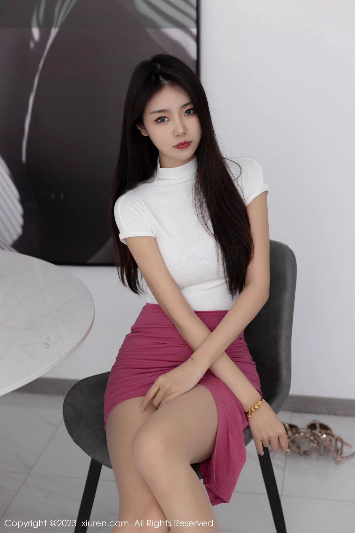 XiuRen第6239期_模特可乐Vicky性感白色收身衣配红短裙超薄肉丝秀美腿诱惑写真77P