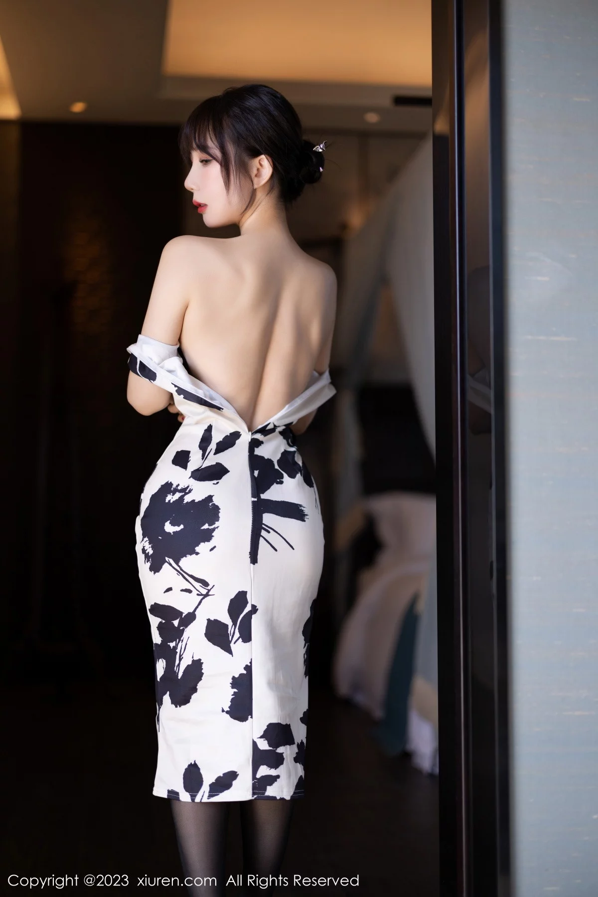 XiuRen第6241期_模特波巧酱脱白色带图案旗袍露性感黑色蕾丝内衣迷人诱惑写真88P