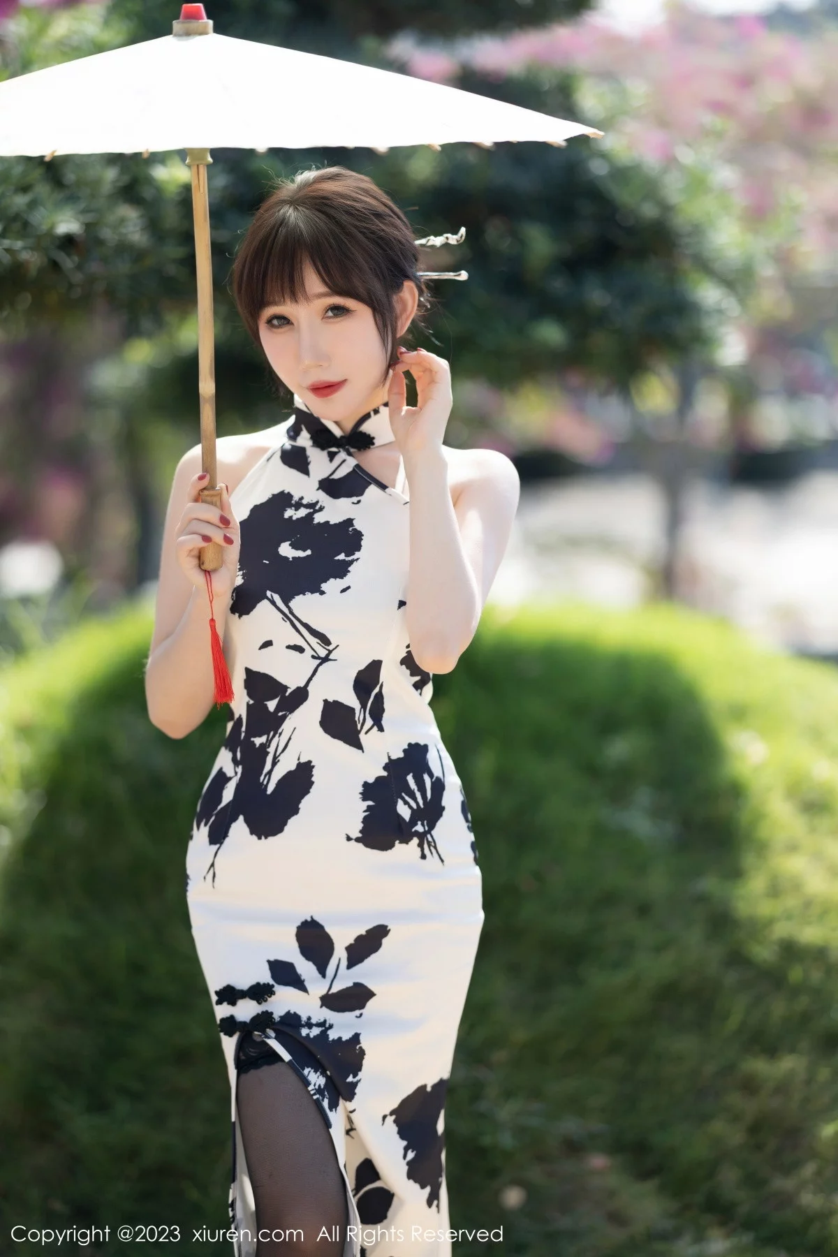 XiuRen第6241期_模特波巧酱脱白色带图案旗袍露性感黑色蕾丝内衣迷人诱惑写真88P