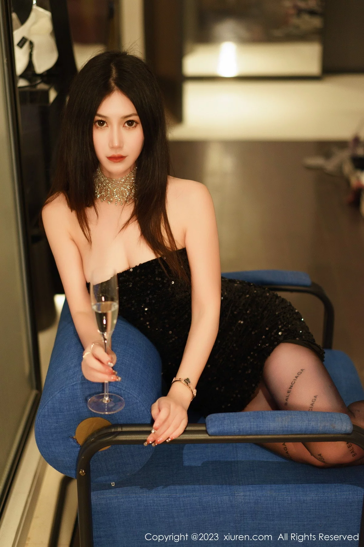 XiuRen第6244期_模特laura阿姣黑色露肩连衣短裙配超薄黑丝秀翘臀美腿诱惑写真90P