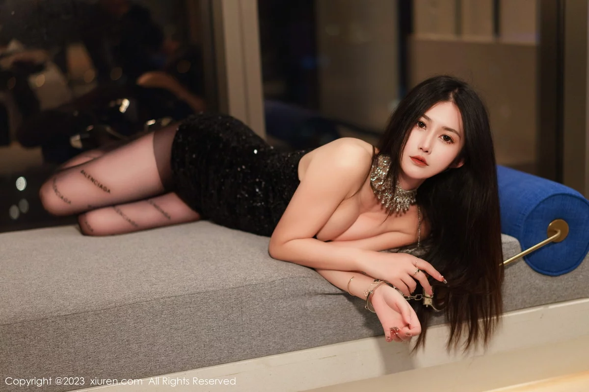 XiuRen第6244期_模特laura阿姣黑色露肩连衣短裙配超薄黑丝秀翘臀美腿诱惑写真90P