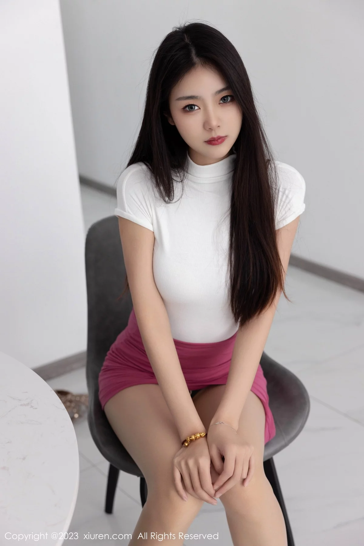 XiuRen第6239期_模特可乐Vicky性感白色收身衣配红短裙超薄肉丝秀美腿诱惑写真77P