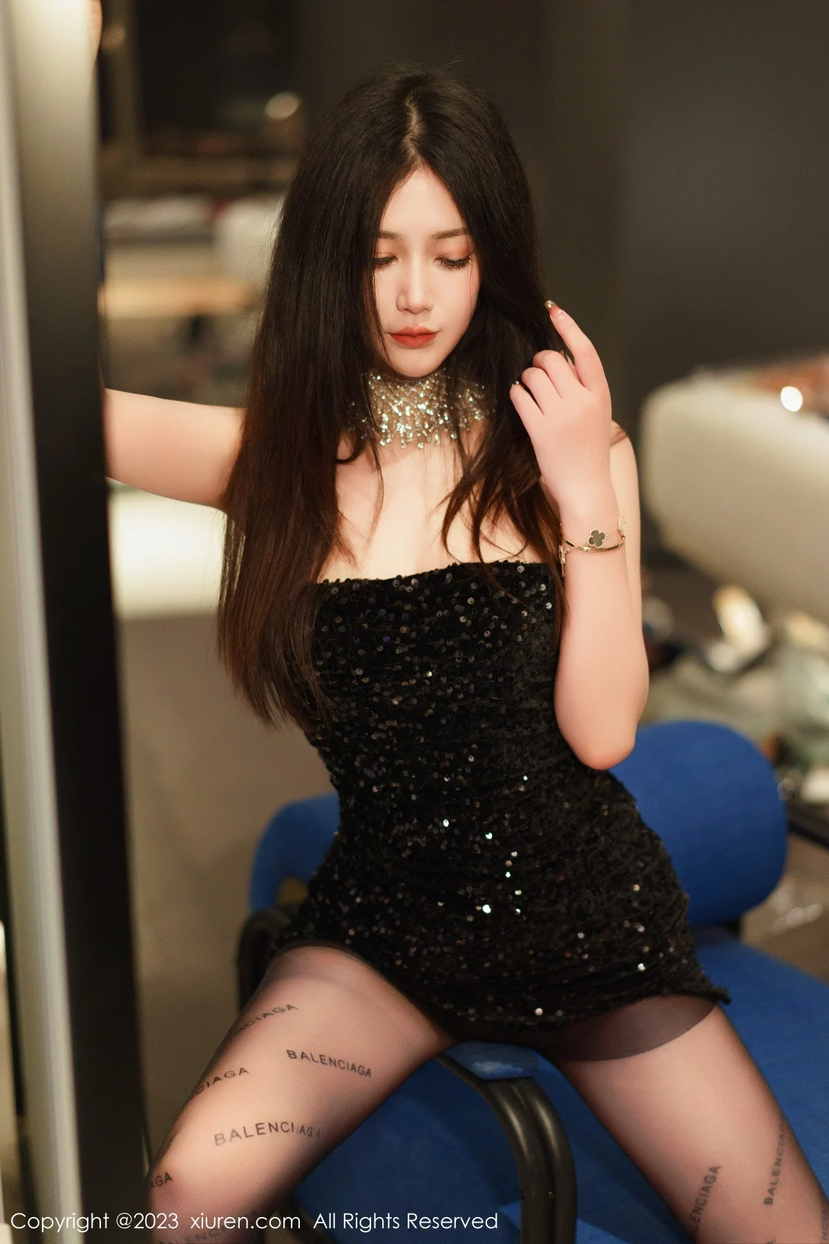XiuRen第6244期_模特laura阿姣黑色露肩连衣短裙配超薄黑丝秀翘臀美腿诱惑写真90P