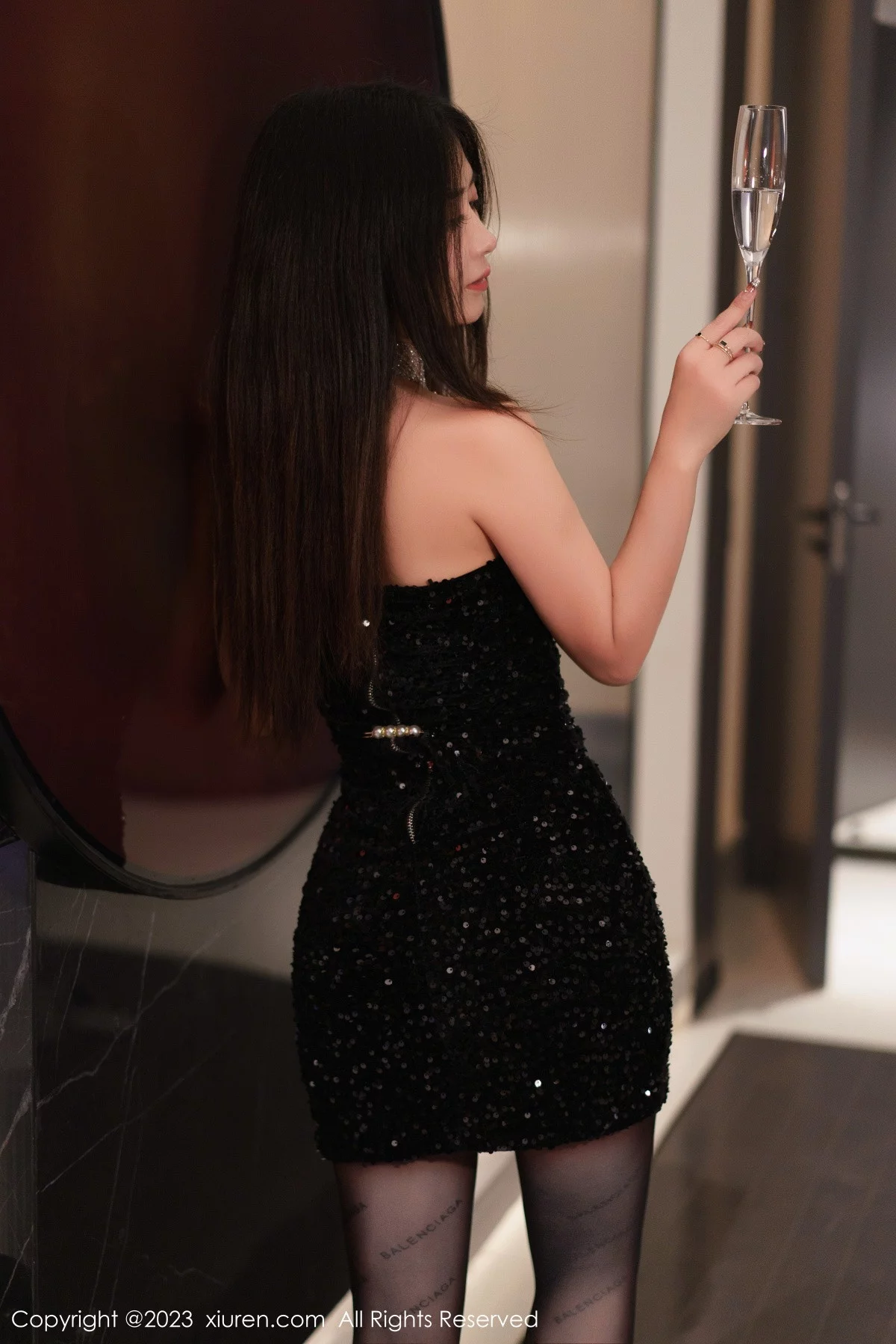 XiuRen第6244期_模特laura阿姣黑色露肩连衣短裙配超薄黑丝秀翘臀美腿诱惑写真90P