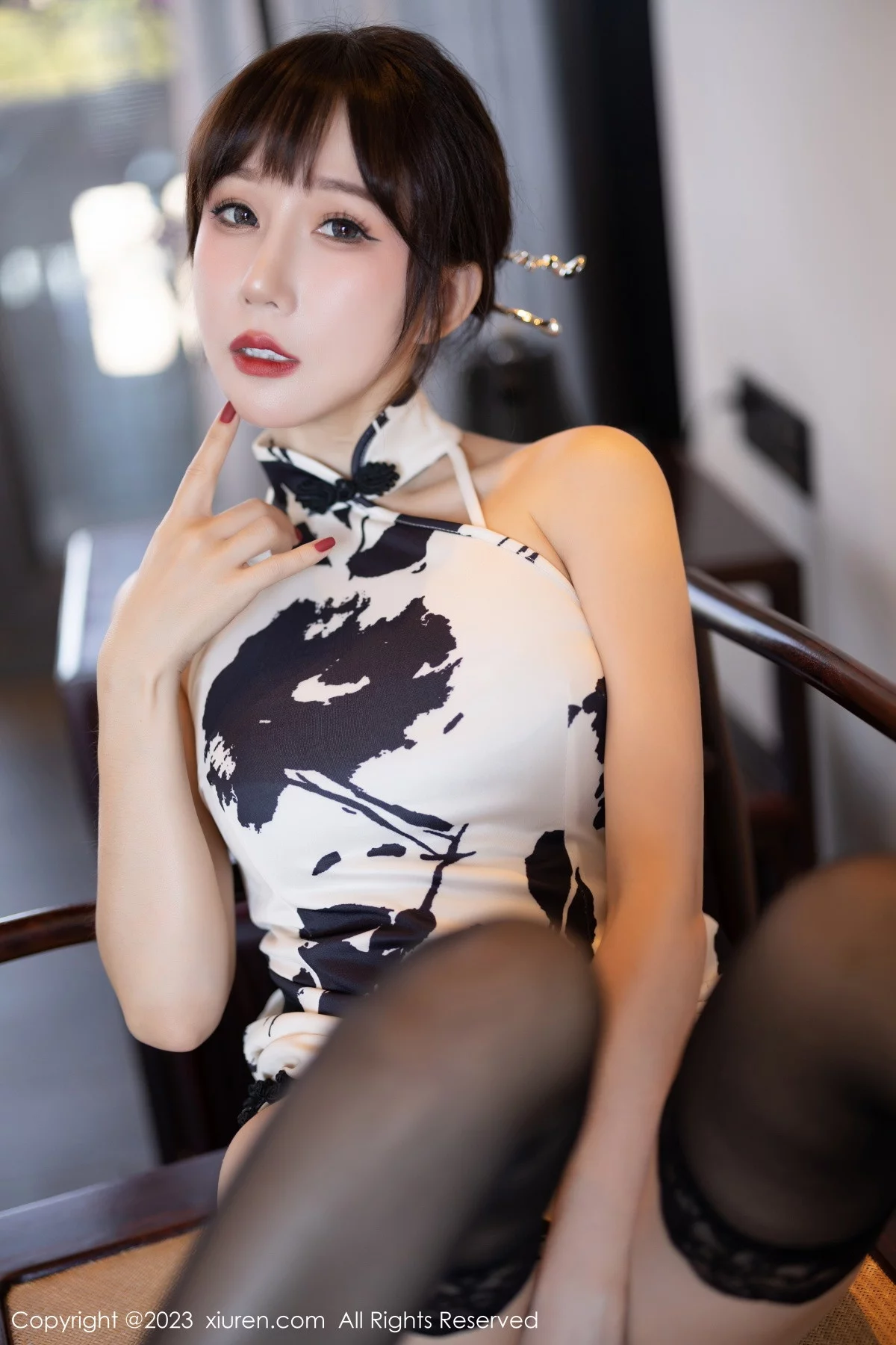 XiuRen第6241期_模特波巧酱脱白色带图案旗袍露性感黑色蕾丝内衣迷人诱惑写真88P