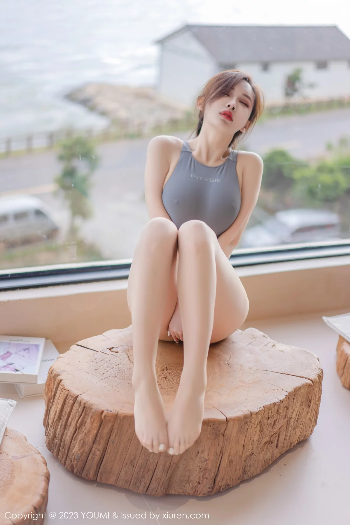 [YouMi尤蜜荟]Vol.900_女神Carol周妍希大理旅拍性感蓝灰泳装秀丰满身材迷人诱惑写真89P