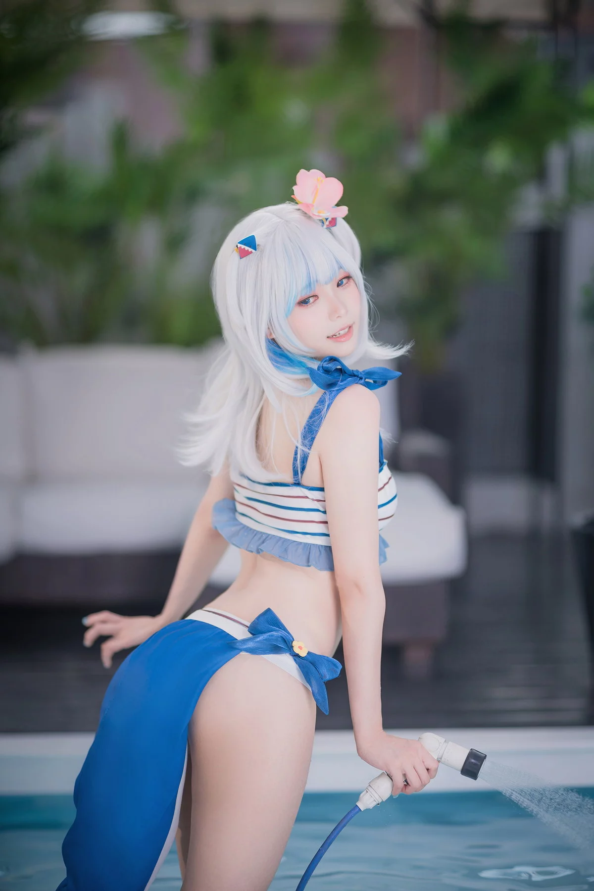 Coser妹子Ely_eee-Gawr Gura Swimsuit主题户外性感横条泳衣秀完美身材诱惑写真26P