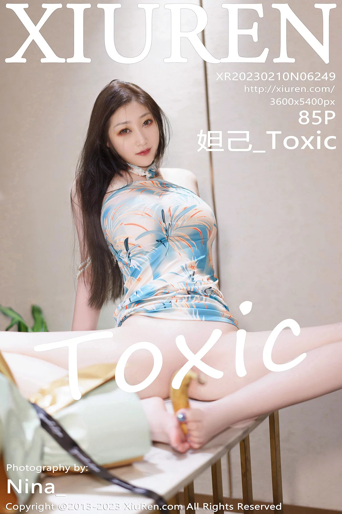 XiuRen第6249期_女神妲己_Toxic私房性感浅色露肩连衣短裙秀雪峰美臀诱惑写真85P