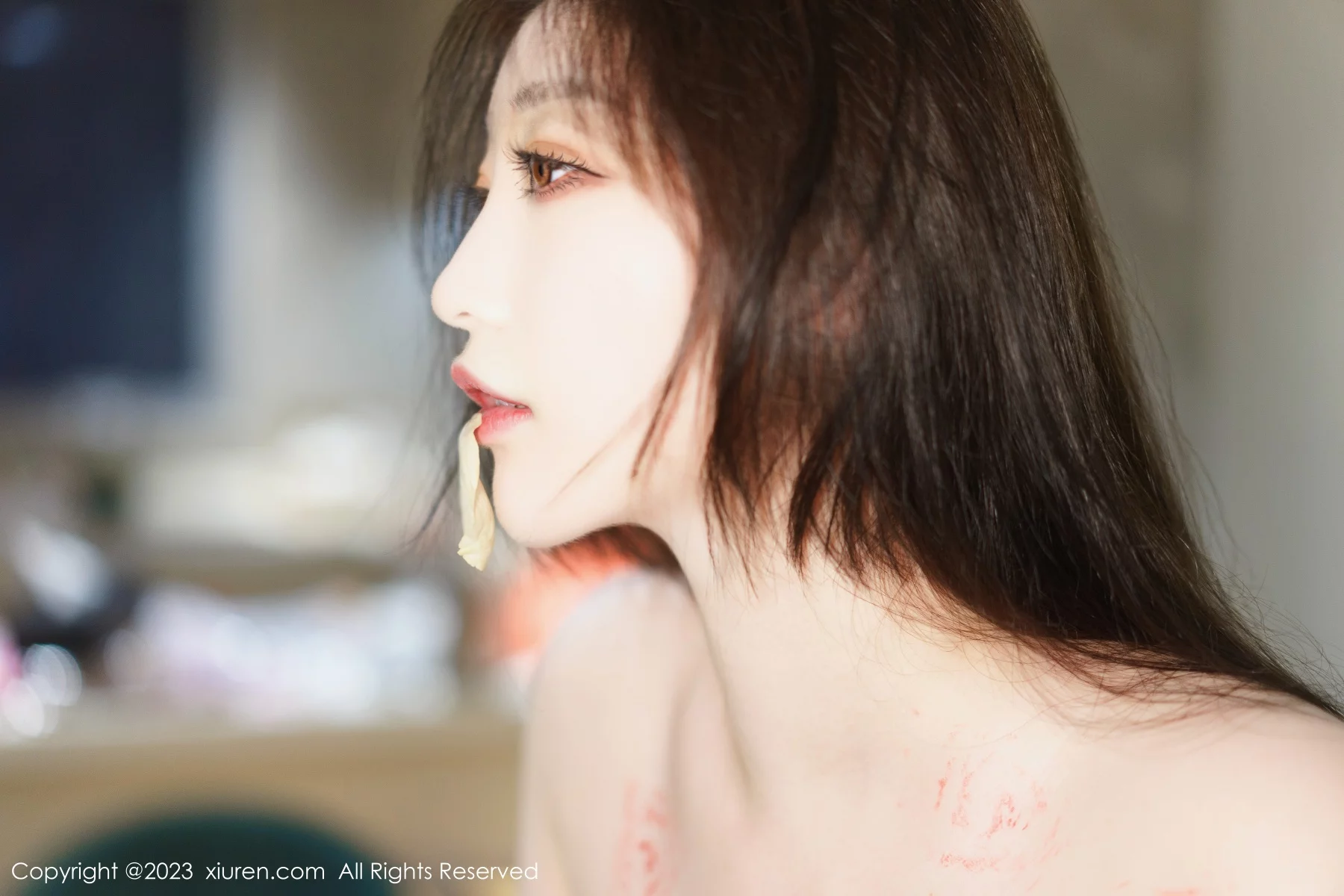 XiuRen第6249期_女神妲己_Toxic私房性感浅色露肩连衣短裙秀雪峰美臀诱惑写真85P