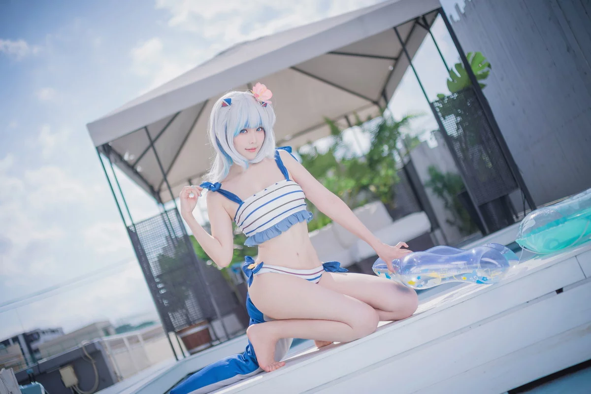 Coser妹子Ely_eee-Gawr Gura Swimsuit主题户外性感横条泳衣秀完美身材诱惑写真26P