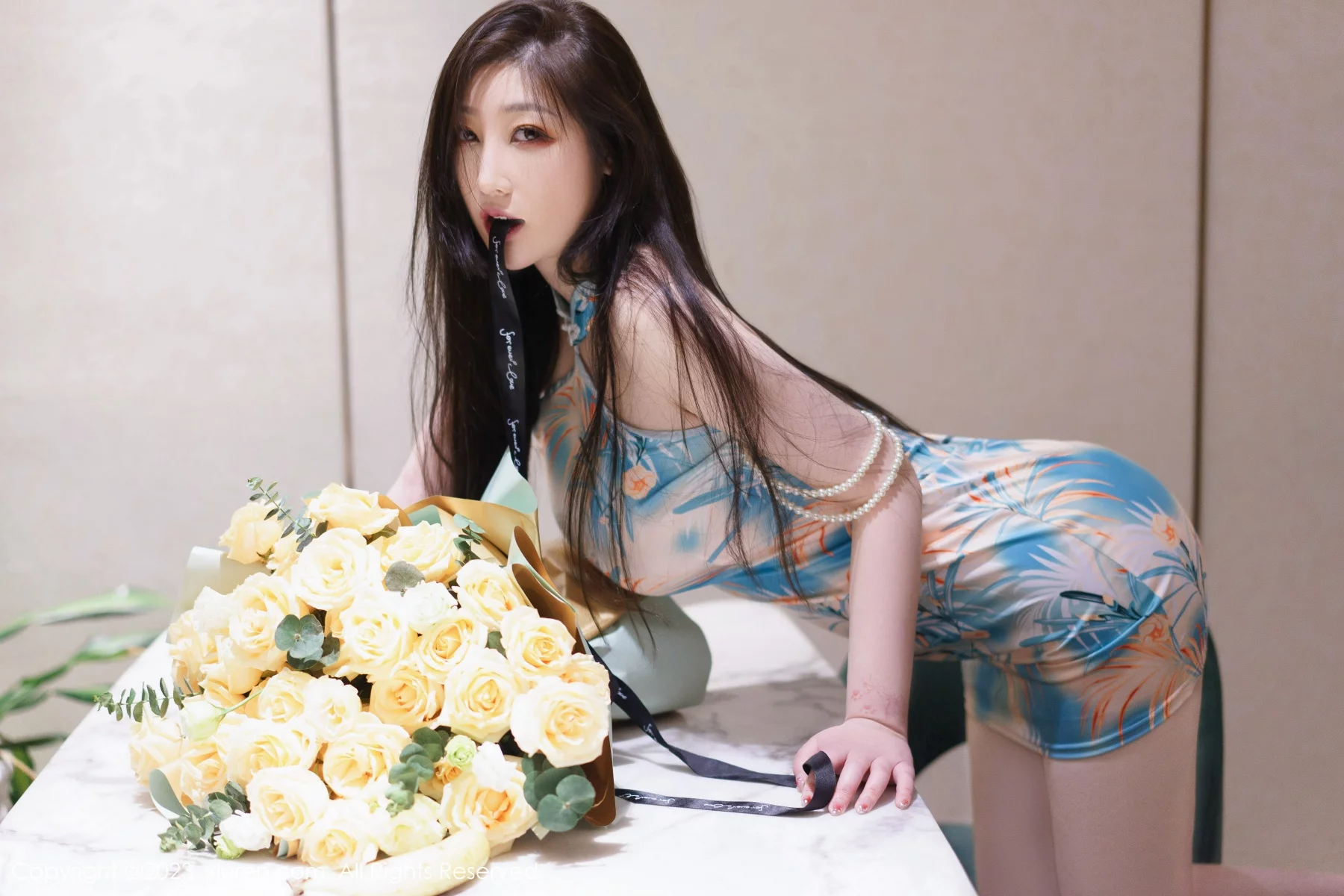 XiuRen第6249期_女神妲己_Toxic私房性感浅色露肩连衣短裙秀雪峰美臀诱惑写真85P