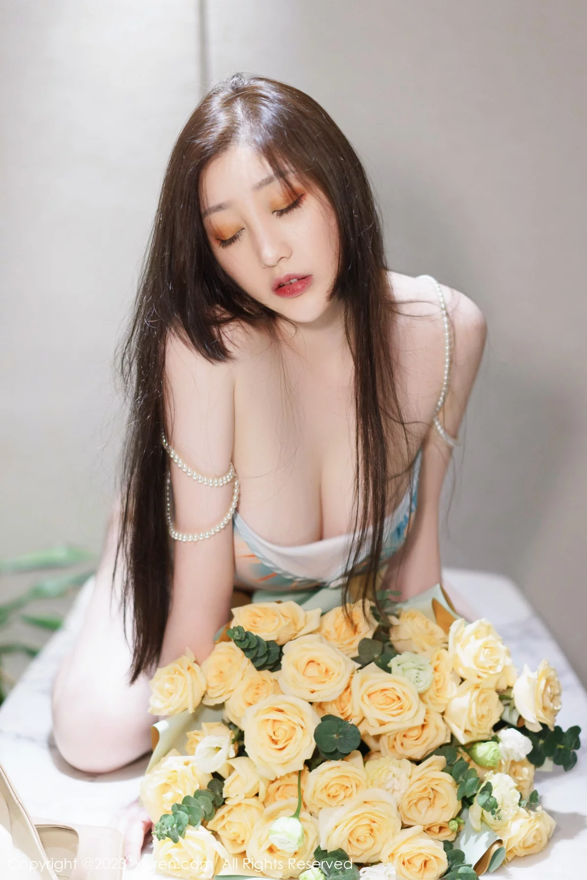 XiuRen第6249期_女神妲己_Toxic私房性感浅色露肩连衣短裙秀雪峰美臀诱惑写真85P