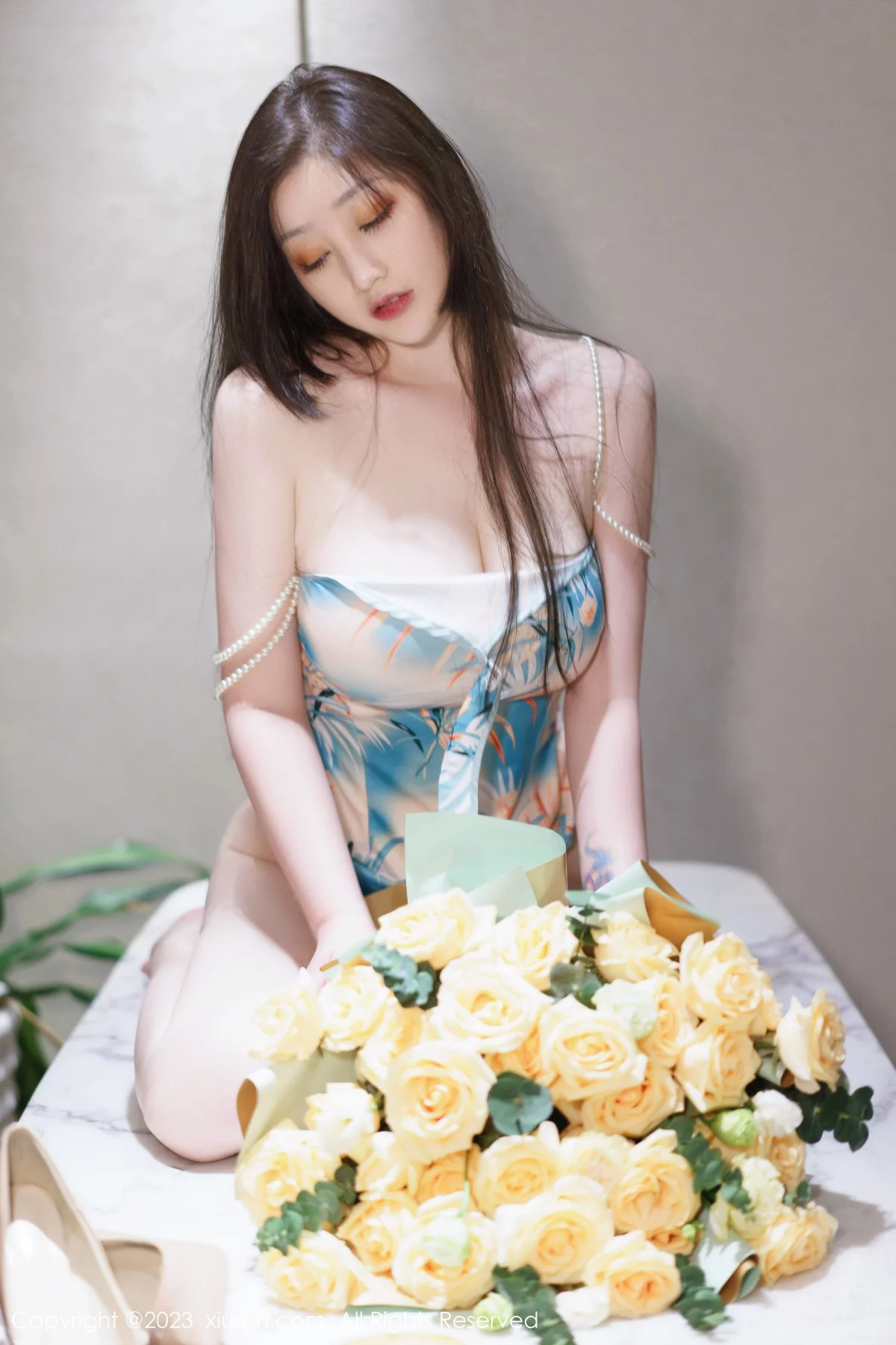 XiuRen第6249期_女神妲己_Toxic私房性感浅色露肩连衣短裙秀雪峰美臀诱惑写真85P