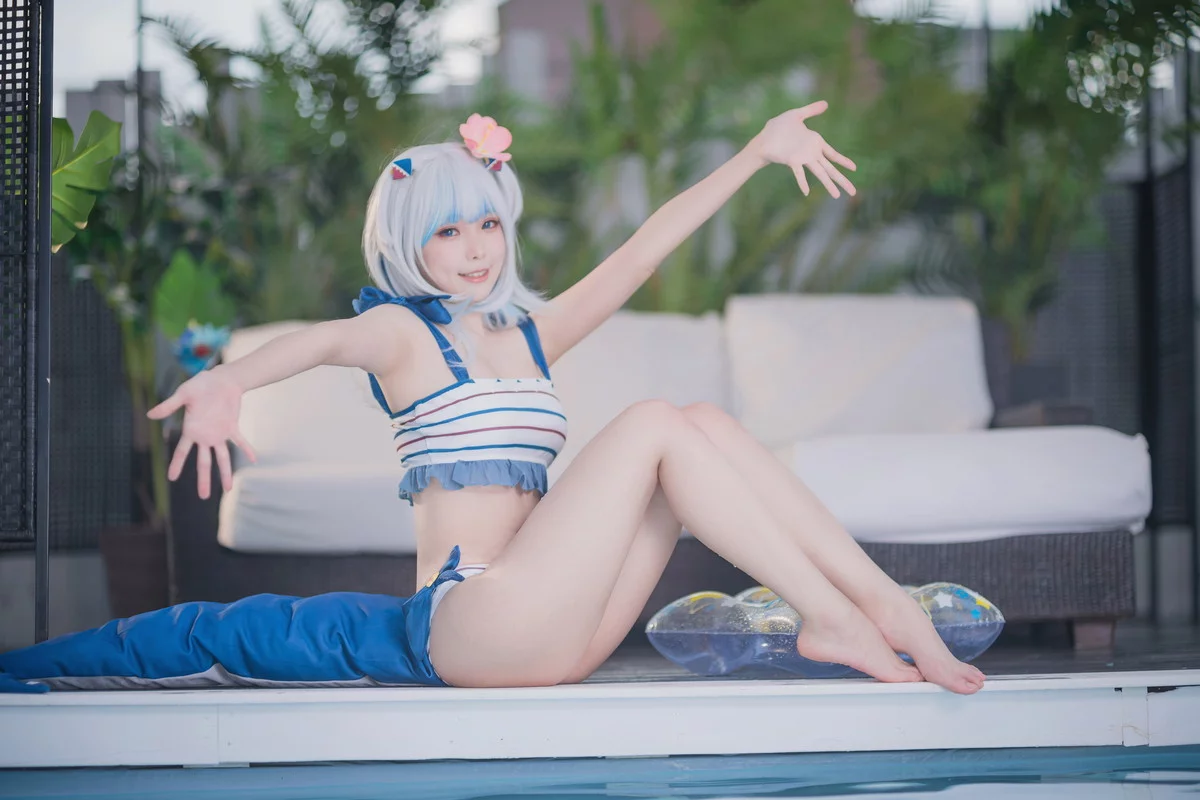 Coser妹子Ely_eee-Gawr Gura Swimsuit主题户外性感横条泳衣秀完美身材诱惑写真26P