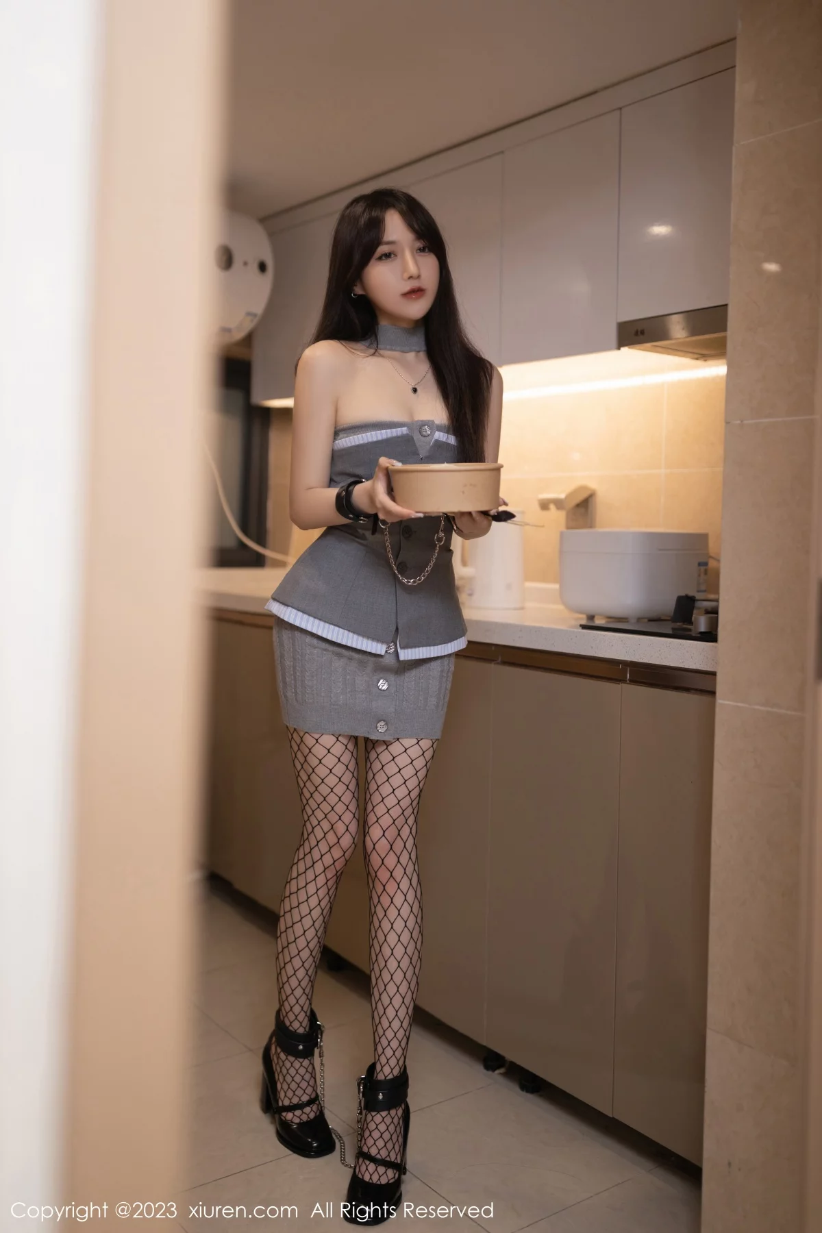 XiuRen第6252期_模特鱼子酱Fish珠三角旅拍灰色服饰配短裙露黑丝网袜诱惑写真81P