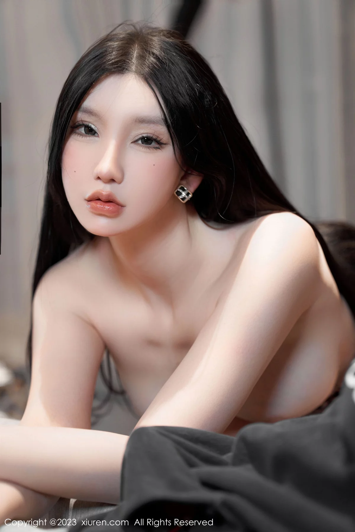 XiuRen第6253期_女神周于希Sally澳门旅拍性感豹纹短裙配超薄黑丝秀美腿诱惑写真94P