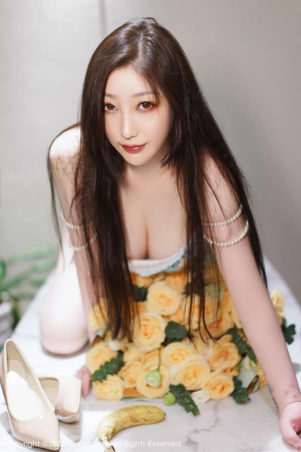 XiuRen第6249期_女神妲己_Toxic私房性感浅色露肩连衣短裙秀雪峰美臀诱惑写真85P