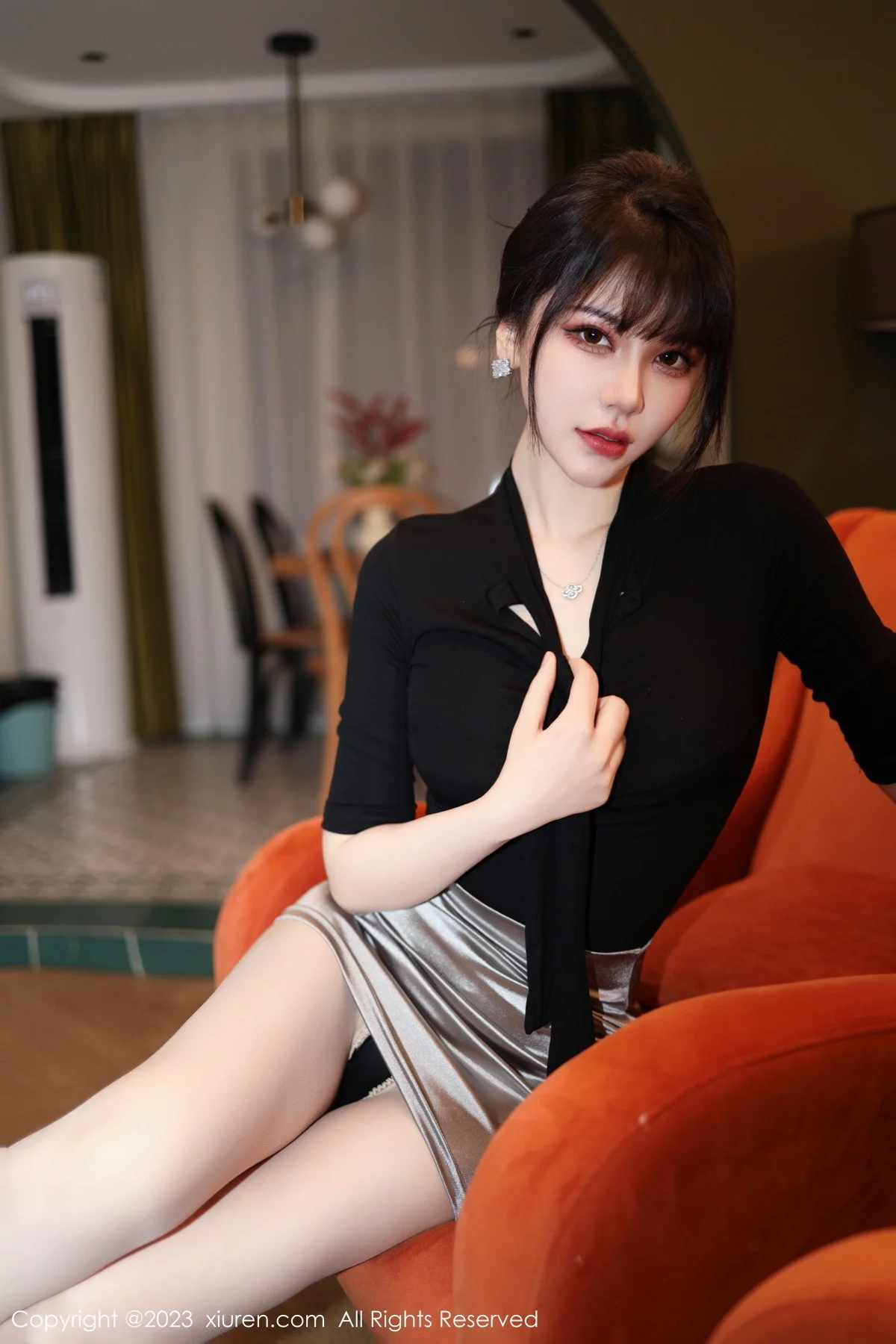 XiuRen第6256期_模特桃桃子闺蜜剧情主题性感黑白丝袜系列秀美腿迷人诱惑写真85P