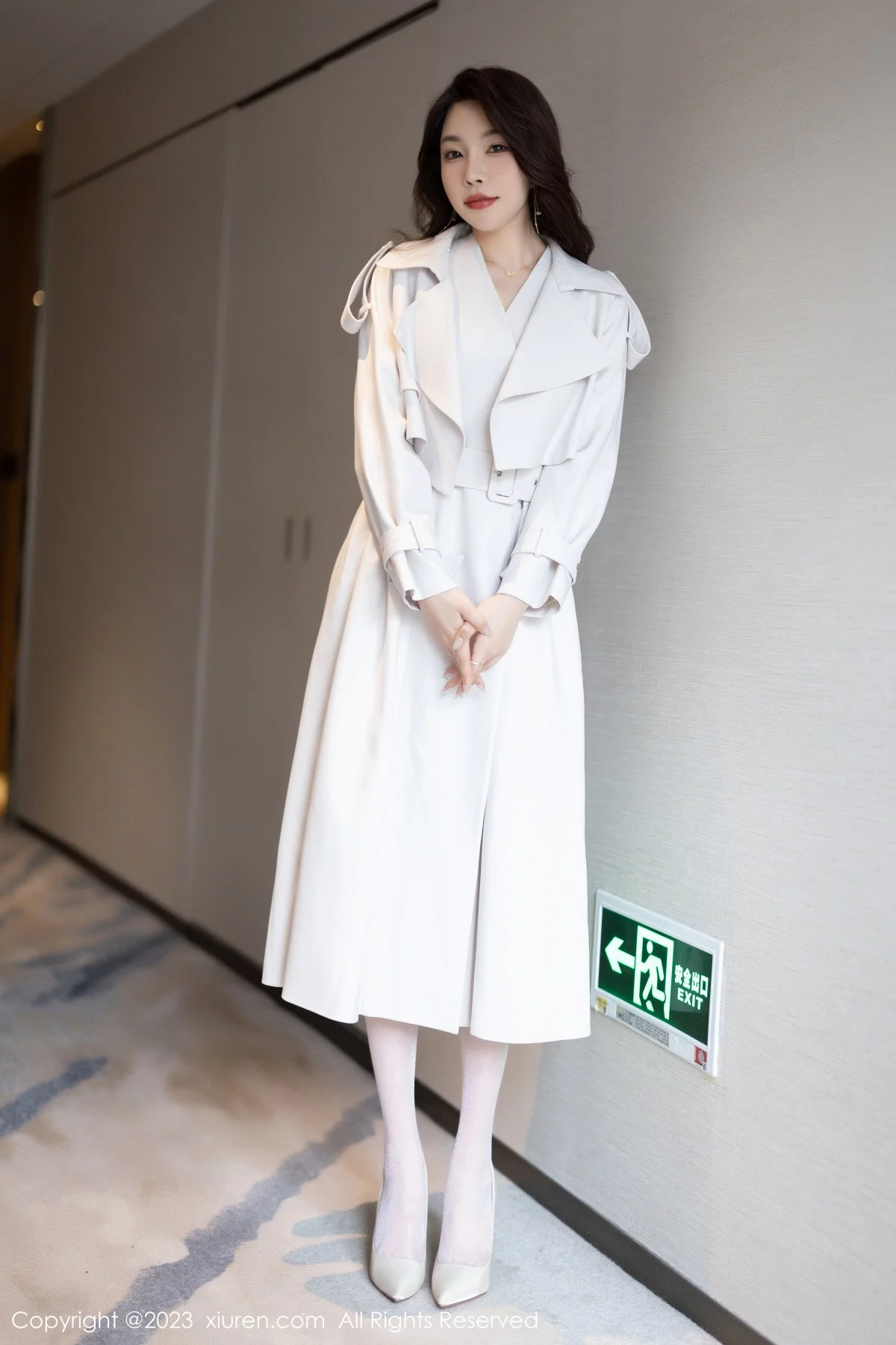 XiuRen第6257期_女神徐莉芝Booty脱浅色外衣露白色轻透上衣秀曼妙身材诱惑写真85P