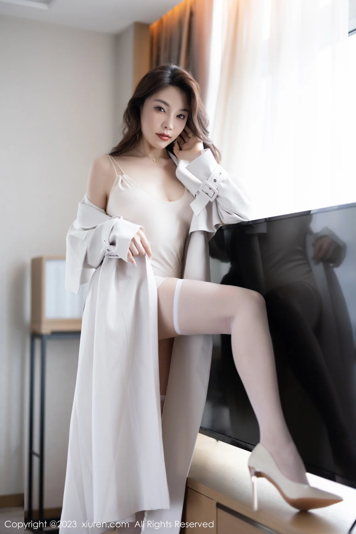 XiuRen第6257期_女神徐莉芝Booty脱浅色外衣露白色轻透上衣秀曼妙身材诱惑写真85P