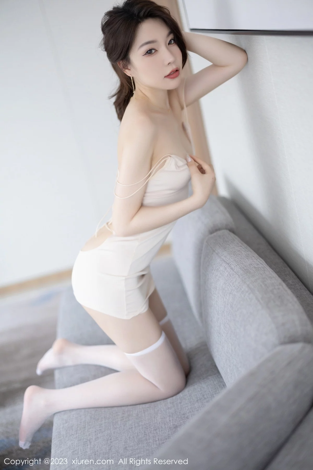 XiuRen第6257期_女神徐莉芝Booty脱浅色外衣露白色轻透上衣秀曼妙身材诱惑写真85P