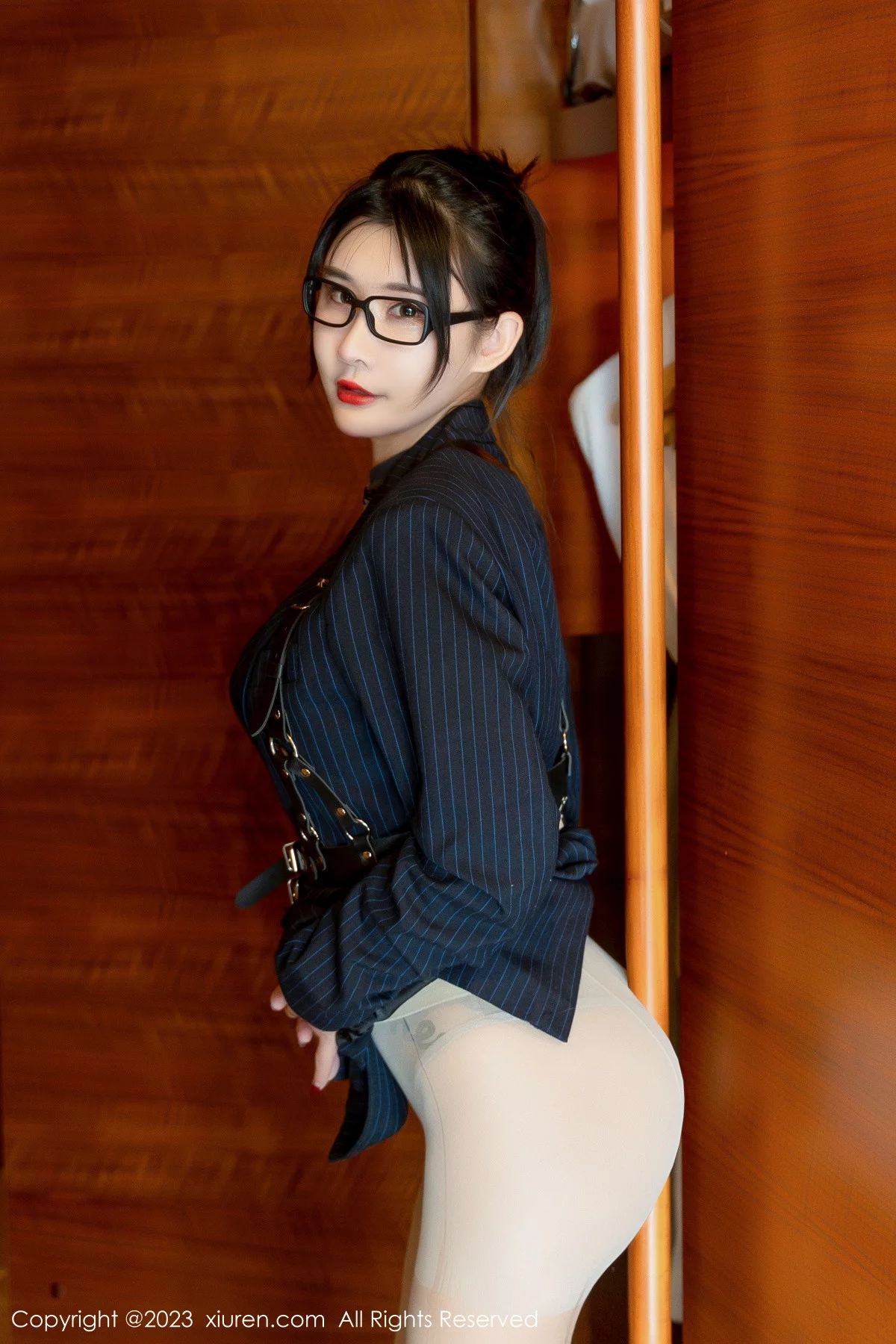 XiuRen第6255期_模特夏沫沫tifa私人秘书主题性感超薄肉丝秀完美身材诱惑写真62P