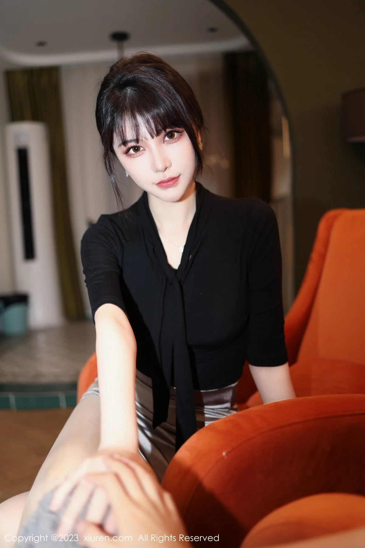 XiuRen第6256期_模特桃桃子闺蜜剧情主题性感黑白丝袜系列秀美腿迷人诱惑写真85P