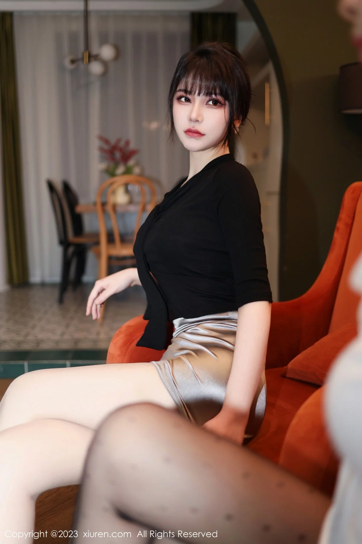 XiuRen第6256期_模特桃桃子闺蜜剧情主题性感黑白丝袜系列秀美腿迷人诱惑写真85P
