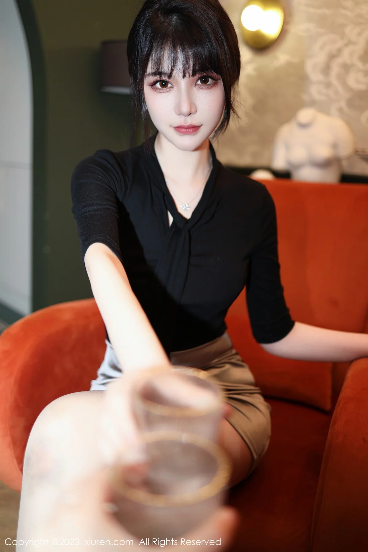 XiuRen第6256期_模特桃桃子闺蜜剧情主题性感黑白丝袜系列秀美腿迷人诱惑写真85P