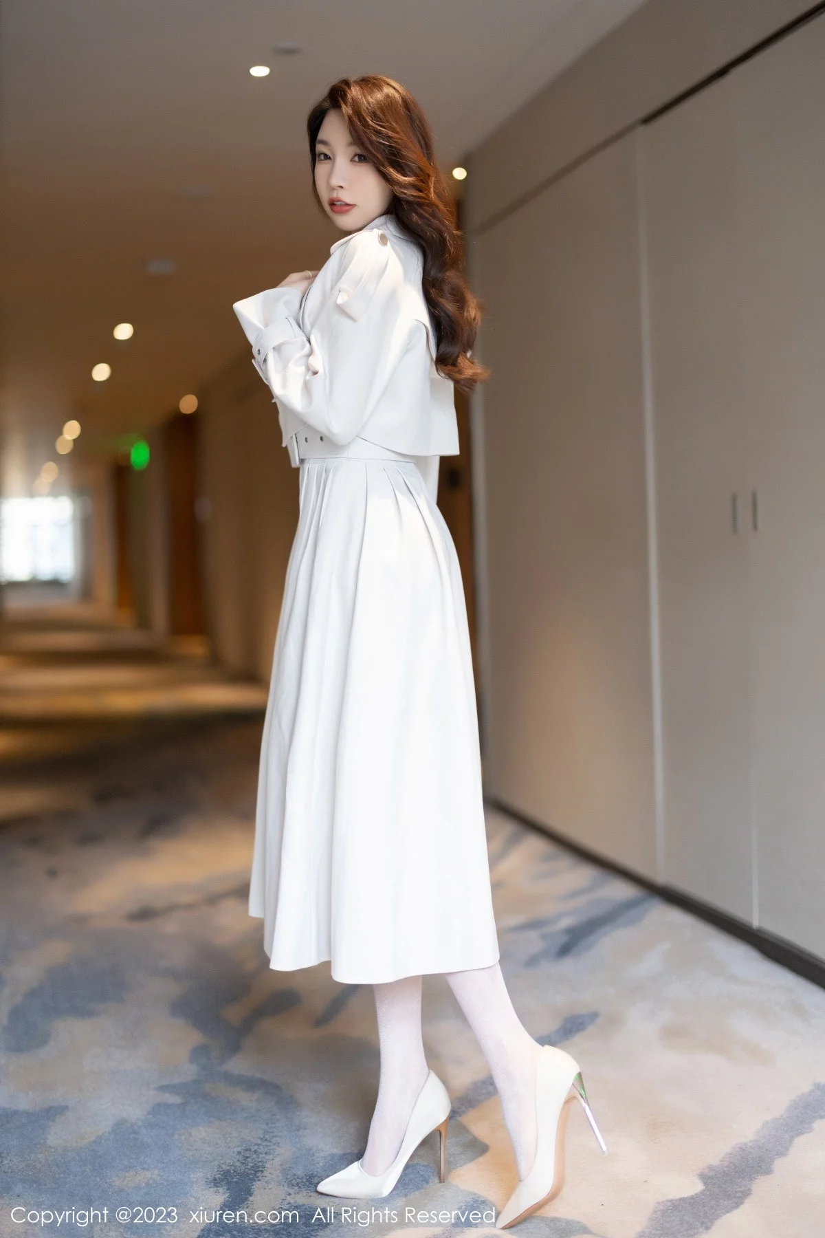 XiuRen第6257期_女神徐莉芝Booty脱浅色外衣露白色轻透上衣秀曼妙身材诱惑写真85P