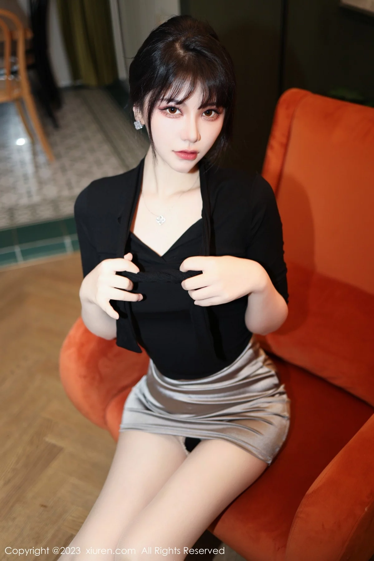 XiuRen第6256期_模特桃桃子闺蜜剧情主题性感黑白丝袜系列秀美腿迷人诱惑写真85P