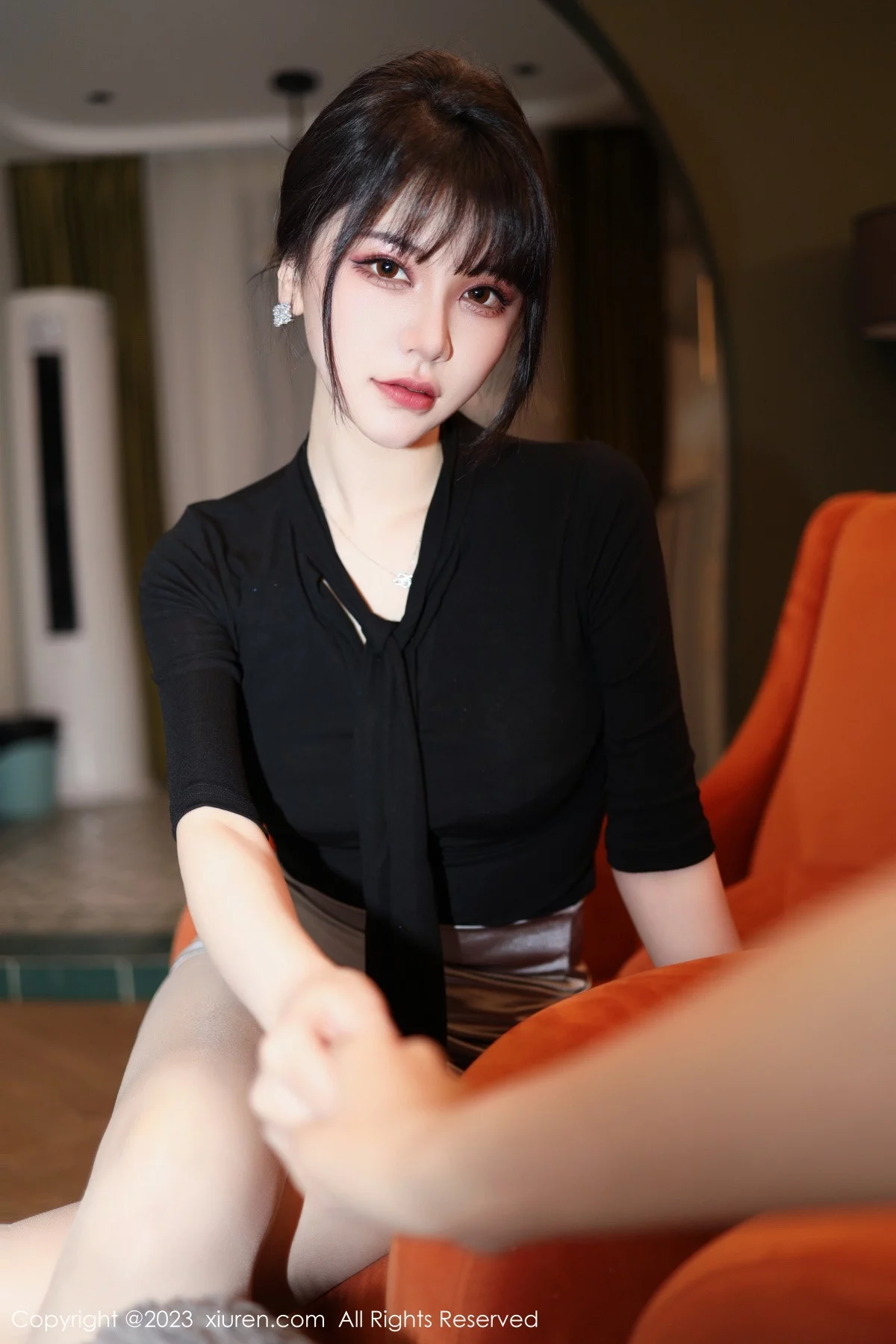 XiuRen第6256期_模特桃桃子闺蜜剧情主题性感黑白丝袜系列秀美腿迷人诱惑写真85P