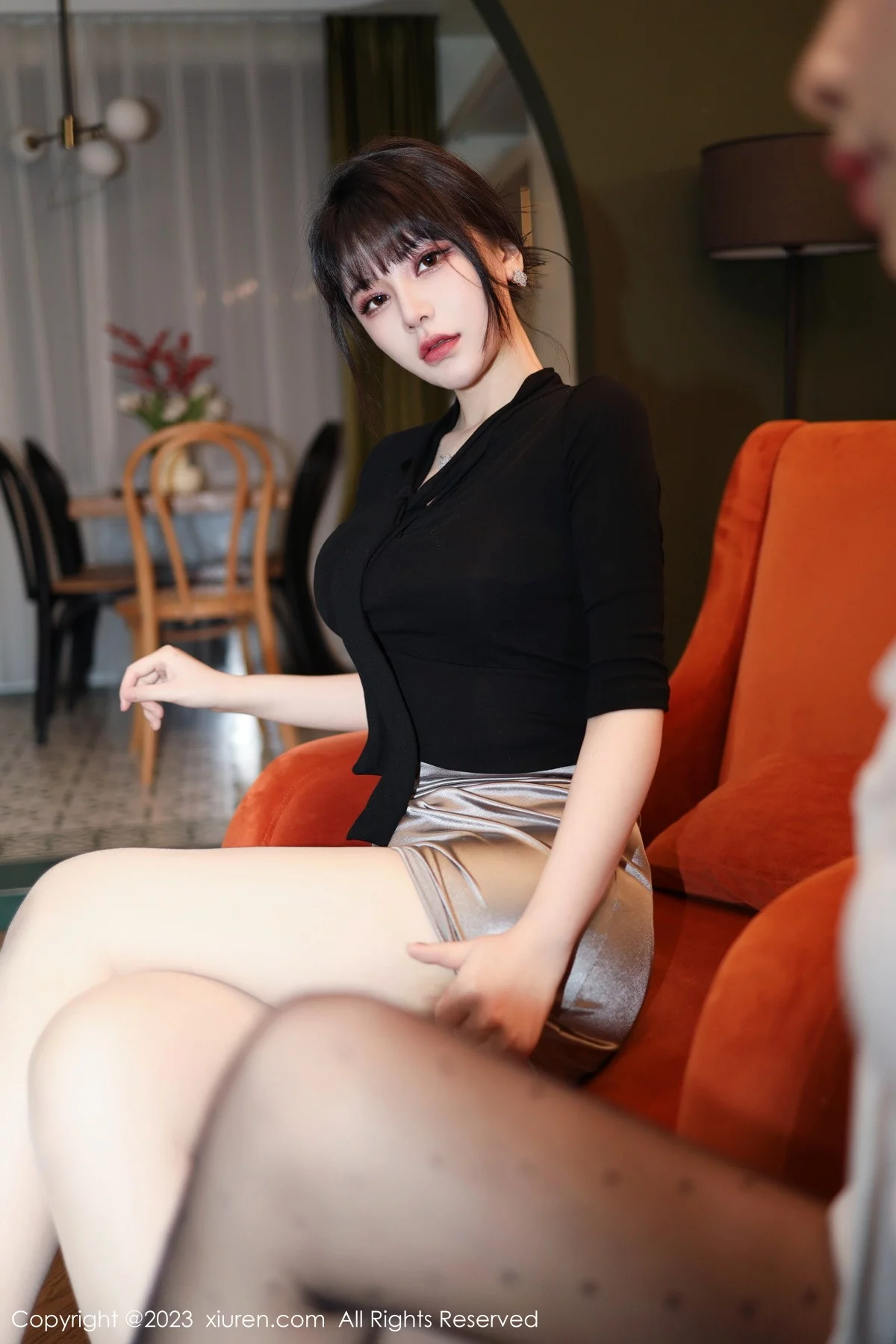 XiuRen第6256期_模特桃桃子闺蜜剧情主题性感黑白丝袜系列秀美腿迷人诱惑写真85P