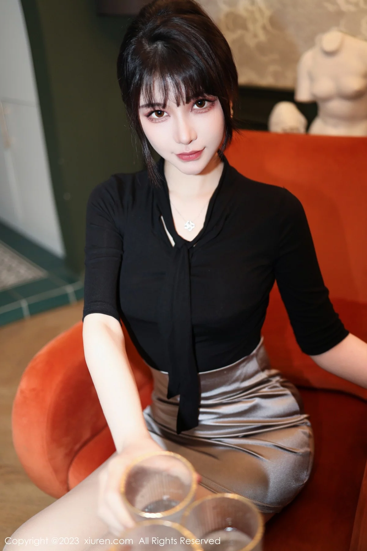 XiuRen第6256期_模特桃桃子闺蜜剧情主题性感黑白丝袜系列秀美腿迷人诱惑写真85P