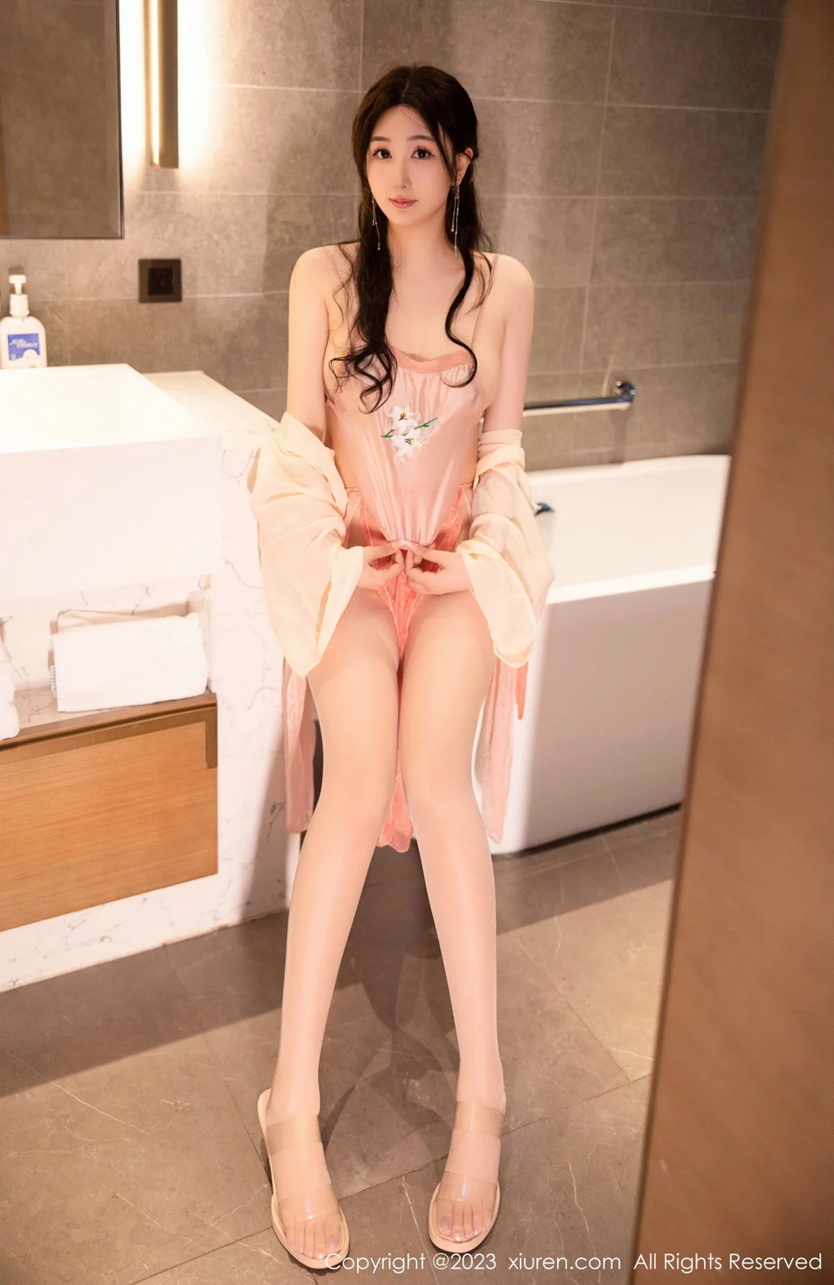 XiuRen第6262期_模特江真真浴室场景橙色古装服饰秀圆润丰腴身材惹火诱惑写真70P