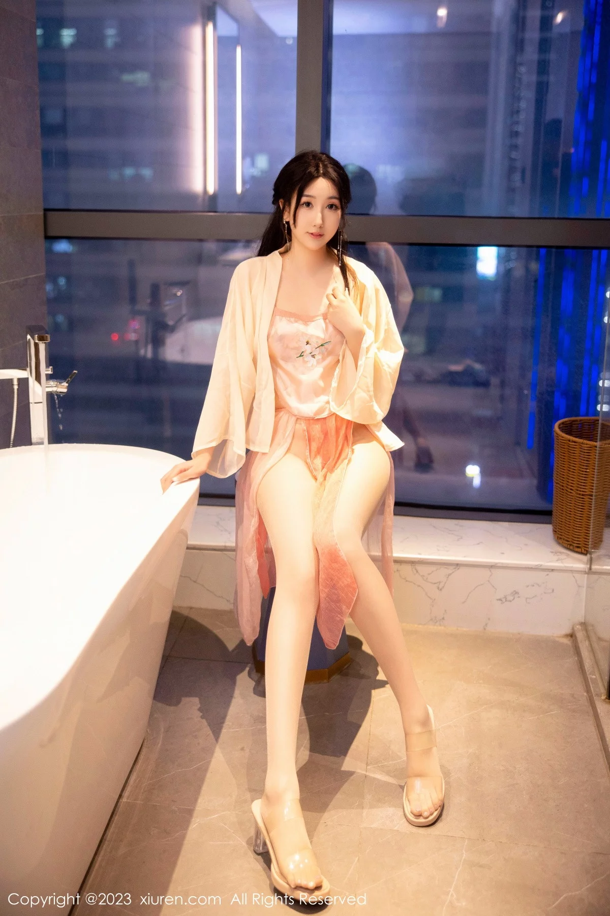XiuRen第6262期_模特江真真浴室场景橙色古装服饰秀圆润丰腴身材惹火诱惑写真70P